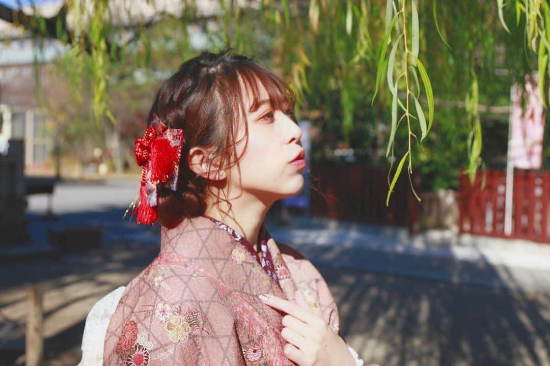 井上麗夢のインスタグラム：「2020最後の日﻿ ﻿ たくさんの公演が中止になって﻿ 悔しい思いもたくさんありました。﻿ ﻿ ﻿ からっぽの時間がたくさんありました。﻿ ﻿ ﻿ でも、そのおかげで﻿ たくさんの新しい時間に出会えました。﻿ ﻿ いつもの毎日を過ごしていたら﻿ 気が付けなかったこと﻿ 知らなかったこと、﻿ 今年はたっくさん知れました。﻿ ﻿ ﻿ ﻿ 来年は、もっともっと知りたい﻿ 私の知らないものをたくさんインプットできる1年に。﻿ ﻿ ﻿ ﻿ ﻿ 2021年が、楽しみです。﻿ ﻿ ﻿ ﻿ 良いお年をお迎えください🌅﻿ ﻿ ﻿ ﻿ #大晦日﻿ #着物﻿ #着物撮影会﻿ #浅草﻿ #浅草寺﻿ #着物ヘア﻿ #着物ヘアアレンジ﻿ #和服」