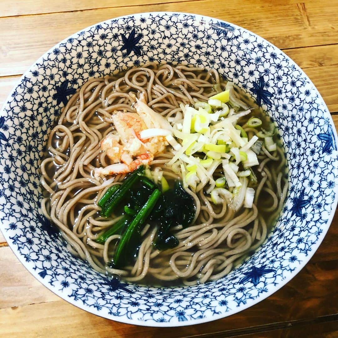 のインスタグラム：「2020年が今日で終了！  いや！ 思い描いていた2020年じゃなかった💦💦  オリンピックが開催されて 日本には外国人が溢れ インバウンドバブルにも溢れて 最高の2020年だったなぁ〜 じゃないの？？  まさかのパンデミック😱😱😱  こんか一年になるとは誰が予想したか。。。  そんな中 いろんな方のおかげで私はなんとか仕事もでき 妻と子供を食わすことができました！  感謝しかない！  感謝の1年と言ってもいいくらい！  2021年 今より悪くなることはないですよね？！  来年は 今年いただいたご縁の恩返しができる1年にしたいと思っています。  とにかく  コロナが落ち着かないことにははじまらない！  コロナパニックが1日でも早く落ち着きますように！  皆さん、良いお年をお過ごしください🎍 #今年の大晦日 #家でのんびり #カニを使った #年越しそば」