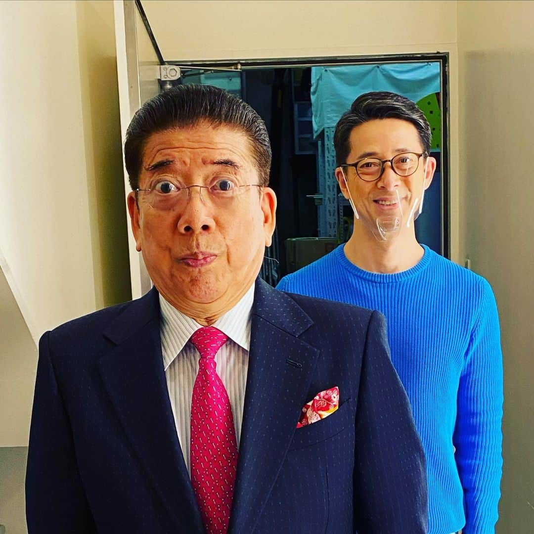 西川忠志さんのインスタグラム写真 - (西川忠志Instagram)「今年も一年ありがとうございました🙇‍♂️  大晦日の本日は 親子で #なんばグランド花月 出番を 頂戴致しました。 ありがたい限りです。  本日最後の3回目の父の出番前に 撮っていただきました。  今年は昨今の社会状況の為 カウントダウン新喜劇もございませんので 久しぶりに我が家で年を越します。  皆様、今年もありがとうございました。 皆様方にとって来る年が 良い年となります様に🙇‍♂️  追伸、父は明日は福岡県 よしもと福岡　大和證券/CONNECT劇場 の出番でございます。  私は引き続き #なんばグランド花月 でございます。  #吉本新喜劇  #西川忠志  #感謝」12月31日 20時17分 - nishikawa_tada