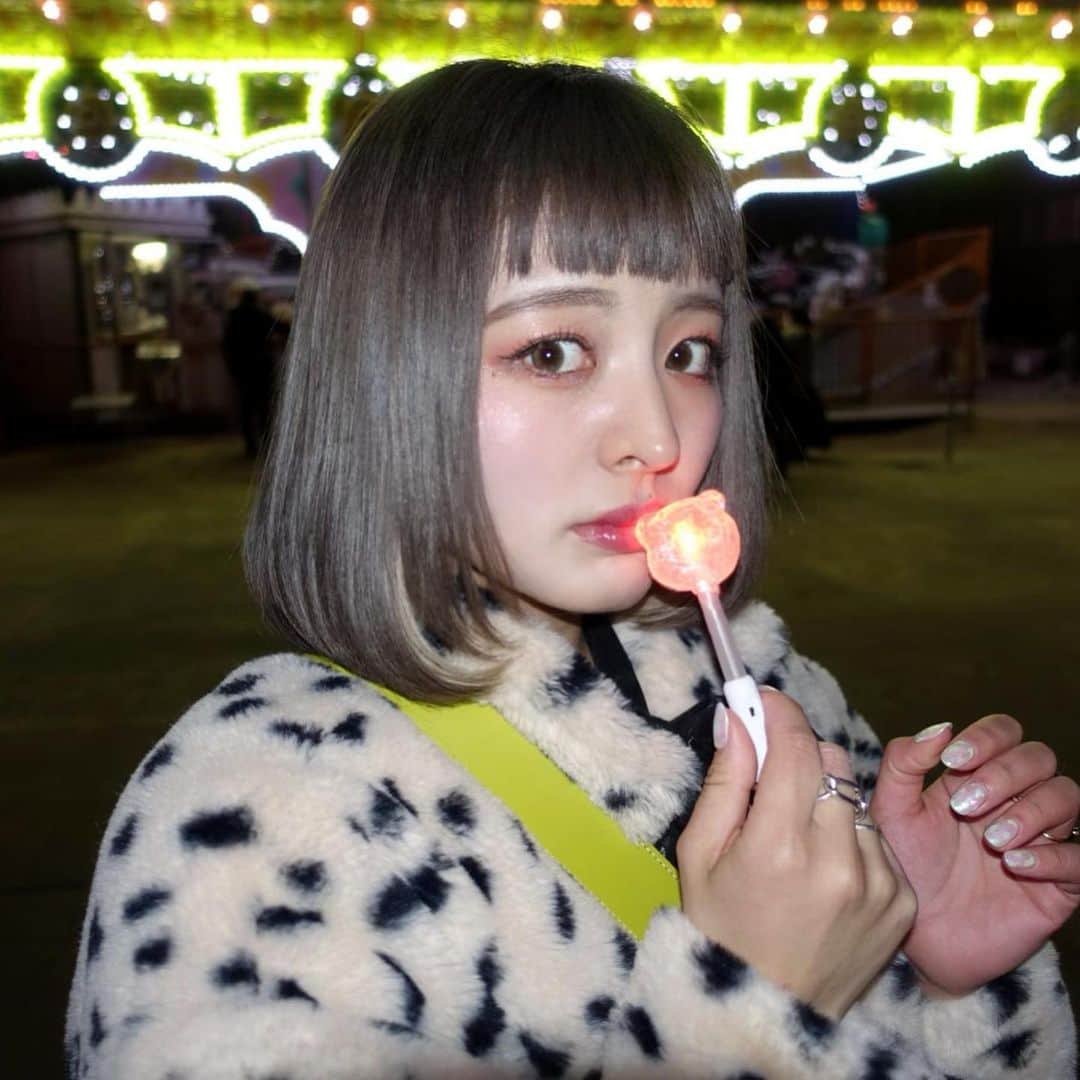 Yumeのインスタグラム：「2020もフォローしてくれてるみんな！！！本当にありがとうございました😢🤍🤍  今年はほんっとに変化の多い年だったよね~🥲 自分と向き合う時間が増え、やりたいことが見えなくなったり、自分のやってることが本当に進むべき方向なのか迷ったり、、、 個人的にフリーランスとしても本格的にスタートした年でもうわけわかめな一年でしたwww  みんなの見える活動はあまりできなかったかな、、、😭 これが本当に後悔😭😭😭 イベントも開催できず、発信もあまりできず本当に申し訳ないです😭  だけども！ゆめ的には 夢がたくさん叶った年でした😖❤️  ずっと作ってみたかった服を作ることができ、ブランドディレクターを任せてもらえたり、商品開発も！ これまた一からディレクションもさせてもらいました😖 YouTuberとしてテレビも出れました！！！  表舞台ではそんなに活動できなかったけど、クリエイティブな部分では自分のやりたいことを形にできたんじゃないかなと思います😢💗  毎年の目標だけど、、、  来年こそは表舞台も裏方部分も両立する！！！！！🤣👍👍👍 ほんっとに不器用なところを克服する！！！！！  ディレクション業も来年すっごく楽しみなので全部頑張る！！！😭👍👍  みんなの思うインフルエンサーじゃないかもだけど、ゆめはゆめのやり方で発信を続け好きなように生きていきたいと思います！ 見てくれてるみんなには好きなように生きていいんだ！と勇気を与えられるようこれからも挑戦して頑張っていきます😢🤍 今年もありがとう！ 来年もよろぴく🤍  最後の写真は今www  #2020#ありがとう」