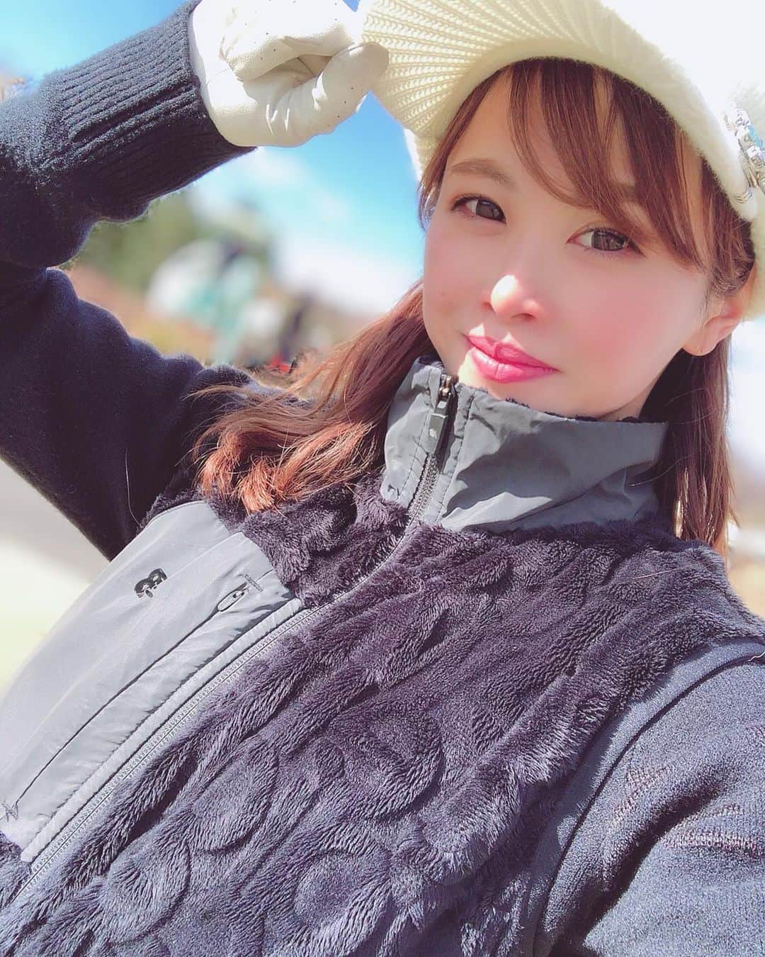 のインスタグラム：「2020年も残りわずかっ﻿ ﻿ 今年はコロナで色々と大変な年でしたが﻿ ４月からインスタを始めて﻿ ゴルフを通して﻿ 素敵な出会いが沢山ありました💕﻿  フォローしてくださった皆様 ありがとうございましたー😭🧡 ﻿ 今年は本当にゴルフ三昧だたなー🥰﻿ ﻿ 来年も沢山ゴルフしたい💕﻿ ﻿ 周りの皆さん来年も今年以上に沢山付き合ってね？😏  2枚目📸は先週初めてチップインバーディとったときのー😍 ﻿ 年越しそばももう食べたよーーー🤤﻿ 皆様良いお年をお迎えください❤﻿ ﻿ #ゴルフ好き #ゴルフ #ゴルフラウンド #ゴルフ女子 #ゴルフ上手くなりたい #ゴルフスイング #ゴルフスイング動画 #ゴルフコーデ #ゴルフ男子 #ゴルフ好きな人と繋がりたい #ゴルフバカ #ゴルフ好きな人と仲良くなりたい #ゴルフウェア #ゴルフ記録 #ファッション #おしゃれさんと繋がりたい #お洒落 #ゴルジョ #スポーツ好き #スポーツコーデ  #golf #golfstagram #golfwear #golfgirl #golfswing #골프여자#골프스타그램 #골프 #골프웨어」