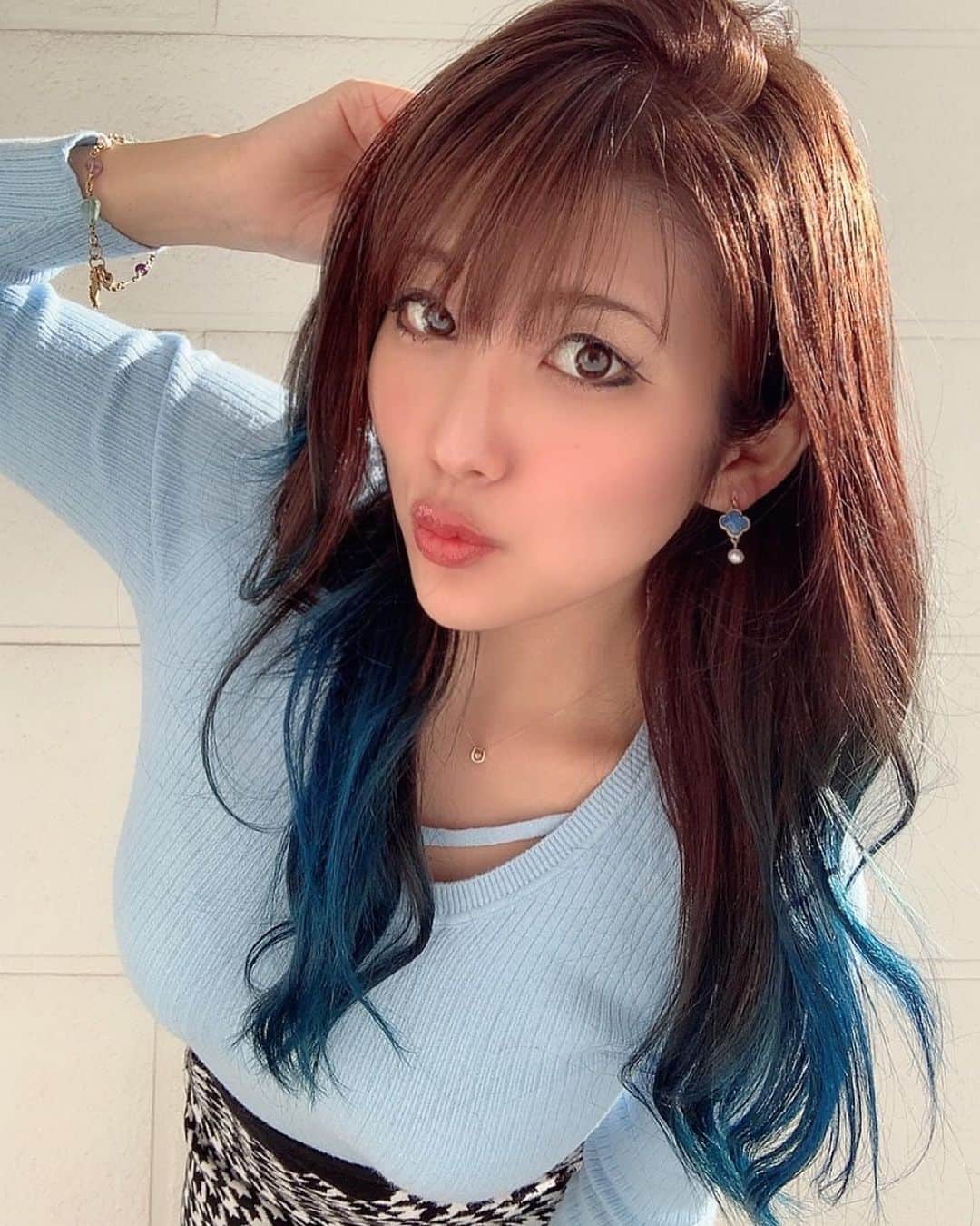 神谷麻美さんのインスタグラム写真 - (神谷麻美Instagram)「#ロアナ で#エメラルド ちゃんになったよ🧜‍♀️💖🐚💖✨   今年もお世話になりました💖🥰💖✨ 岡野さん、いつも素敵な髪型にしてくれて💇🏽‍♀️✨ ありがとうございます❣️❣️🥰🌈✨  #ブルーカラー 💙✨  #アオハル だよ💖✨」12月31日 20時11分 - asamice428
