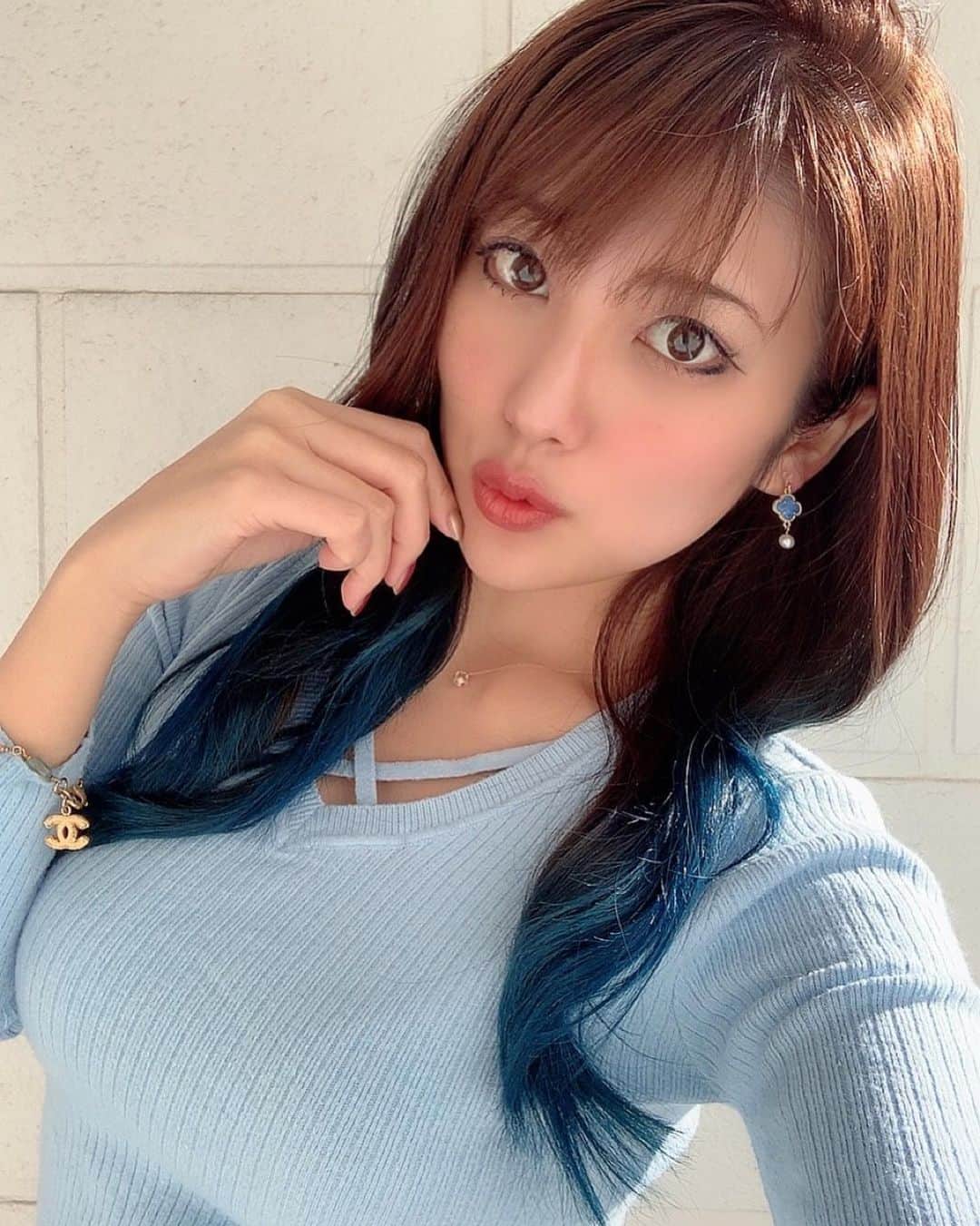 神谷麻美さんのインスタグラム写真 - (神谷麻美Instagram)「#ロアナ で#エメラルド ちゃんになったよ🧜‍♀️💖🐚💖✨   今年もお世話になりました💖🥰💖✨ 岡野さん、いつも素敵な髪型にしてくれて💇🏽‍♀️✨ ありがとうございます❣️❣️🥰🌈✨  #ブルーカラー 💙✨  #アオハル だよ💖✨」12月31日 20時11分 - asamice428