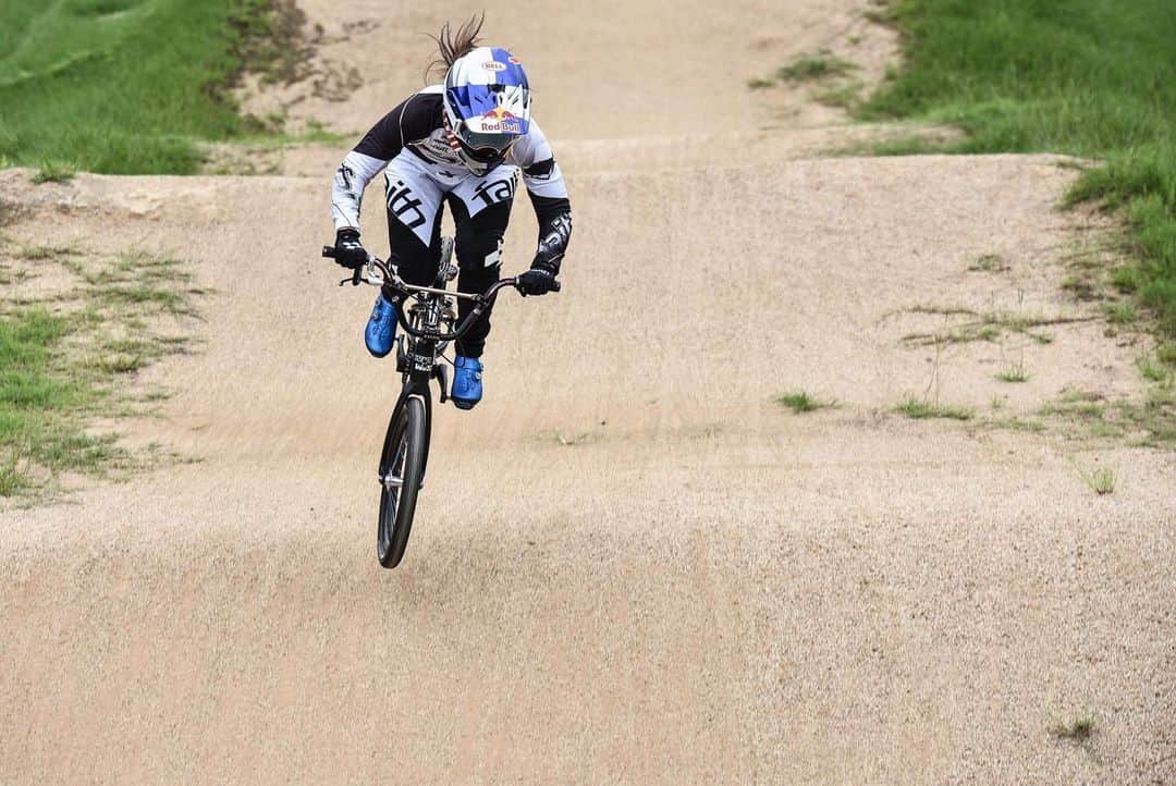 畠山紗英のインスタグラム：「2020 started with the big crash that made me not to race in Australia. Then all the races were cancelled so NO RACE for me a whole year 🤷‍♀️ On the other hand, I was able to spend time with my family.  But now I’m getting ready for upcoming races next year🔥(I hope😅)  2020年はオーストラリアでの大きなクラッシュから始まりワールドカップ初戦に出れませんでした。なんとそのあとのレースは新型コロナウィルスの影響でほぼ中止になり1年間1度もレースがない年でした。でも家族とたくさんの時間を過ごすことができました😊 来年に向けての準備は順調です！」