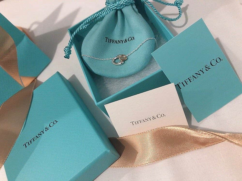 MAIさんのインスタグラム写真 - (MAIInstagram)「♡Tiffany & Co.♡  ♡が2つついてる 憧れのオープンハート🥺  今年はコロナでお外出られなかったけど 最高のクリスマスプレゼントでした🎄🎁🎅  来年はお外でクリスマスできるといいな🤶  #tiffany #tiffanyandco #tiffanyblue #tiffanynecklace #ティファニー　#ティファニーブルー #オープンハート　#openheart #openhearts #love #chiristmas #chiristmaspresent #necklace #thankyou」12月31日 20時16分 - maimaiphotogram