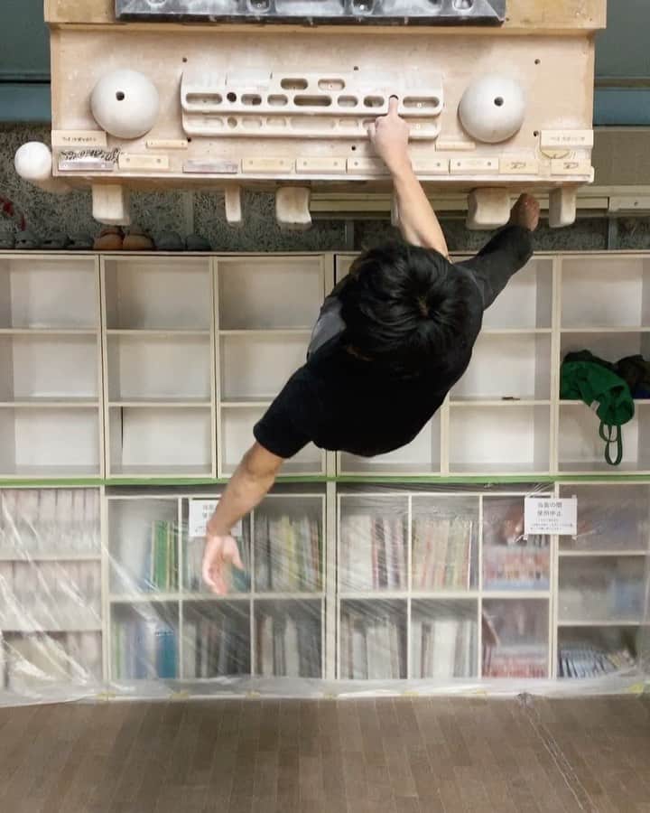 野村真一郎のインスタグラム：「One finger front lever I will work harder next year🤸‍♀️ @beastmakers   久々に片手一本指フロントレバーやってみた。 来年はこれを20秒出来るようになる。  ______________________________________________________________  #beastmaker #beastmaker2000 #training #frontlever @project_climbing_gym  @monturajapan @montura_official @unparallelup @rockmasterhq @hamasakichiryoin0929 @clover_resole」