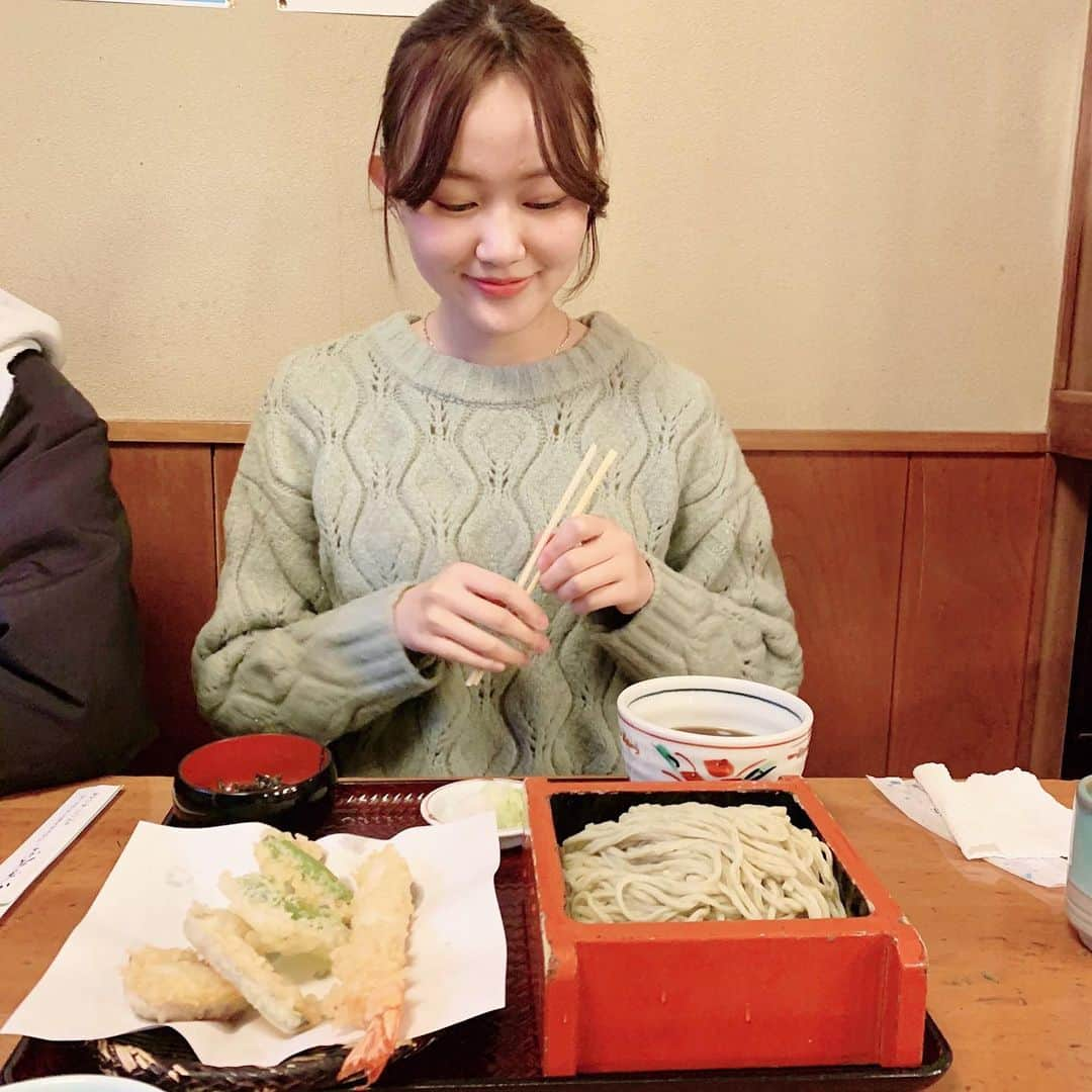 小林恵月さんのインスタグラム写真 - (小林恵月Instagram)「・ ・ 2020年ありがとうございました🇯🇵 今年はコロナで色々と予定が崩れてしまったけど 自分と向き合ういい機会になりました😊😌 そして、こんなにも暖かいファンの皆さんがいてくれて 本当に幸せだなぁと改めて感じた1年でもありました❤️ 皆さんはいつも私の元気と笑顔の源です！！😁😍 本当に感謝です。！！ ・ 皆様❣️ 良いお年をお迎えください⭐️🌙 ・ #ありがとう2020 #2020 #大晦日 #年越し蕎麦 #食べたよ #センター分け  #ロングヘア #韓国ヘアカラー　 #秋冬穿搭  #穿搭  #穿搭日常  #大衣  #韓国ヘアスタイル  #秋冬ヘアカラー #ワンホン #ヨシンモリ #小林恵月　 #オスカープロモーション #oscarpromotion #model #japan」12月31日 20時17分 - ezuki_kobayashi