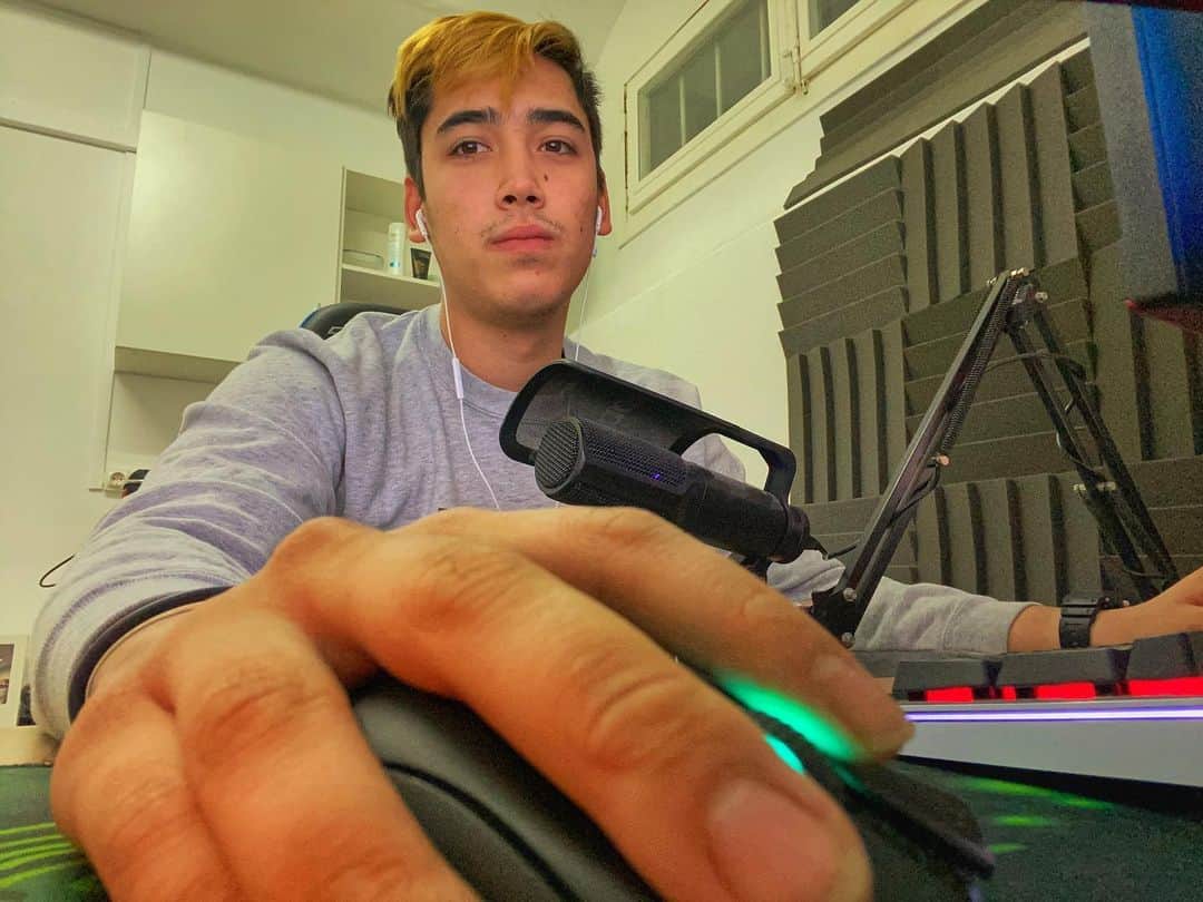 けんぞうのインスタグラム：「少しずつセットアップをかっこよくしていくぜ」