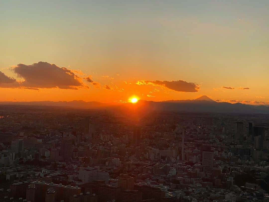 謝依旻のインスタグラム：「2020年最終日。 綺麗な夕日と富士山が見れました。  2021年は皆様にとって良い一年になりますように✨  2020年最後一天。 很幸運的看到了美麗的夕陽和富士山。 希望2021年會是個好的一年。  #japan #tokyo #roppongi  #skydeck  #sunset #fujisan #sky #日本 #東京 #六本木 #展望台 #夕陽 #富士山 #空」