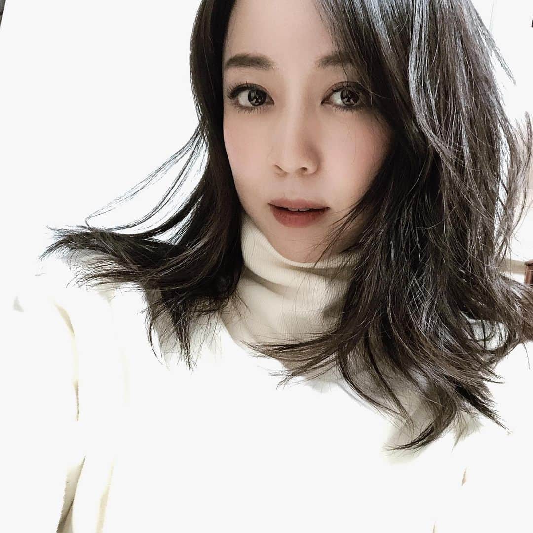 瑛蓮のインスタグラム：「2020年、もうすぐ終わりますね。 忘れられない一年になりました‼︎ たくさんの人にお世話になり、心がじんわりとしています。 本当に、ありがとうございます。 来年は、今年より、多くの楽しい時間を皆さまと共有したいです。  良いお年を💕  瑛蓮」