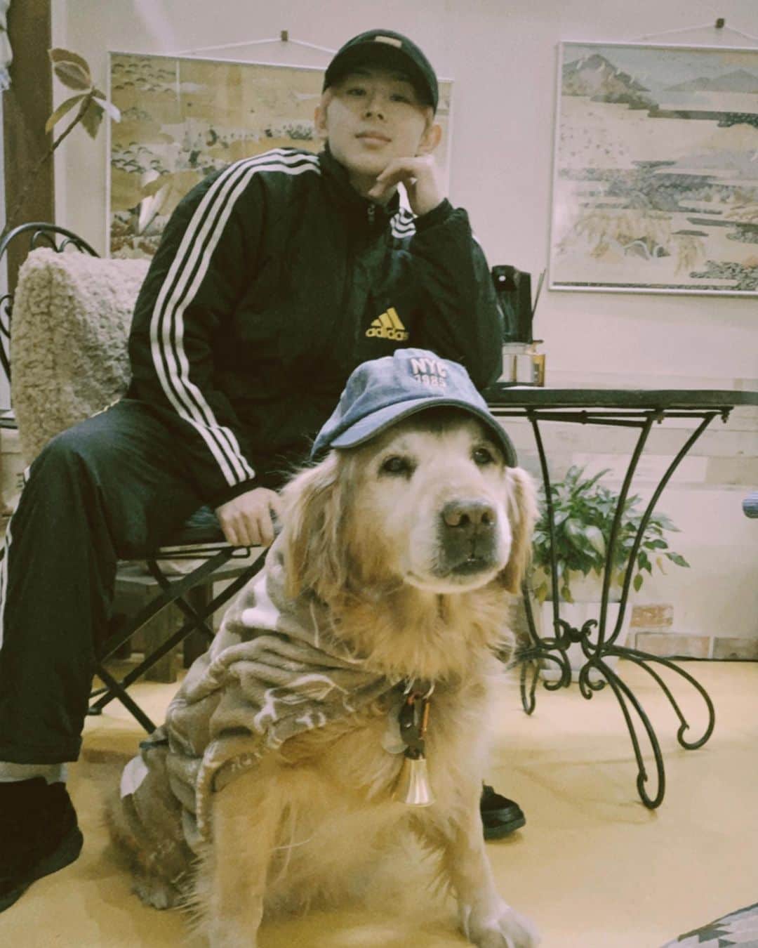 のインスタグラム：「最後の投稿はやっぱりロックとだな！ 歳とったなー。 まぁほくもなんですけど笑 今年は大変な時期で直接は会えなかったけど来年こそは笑って元気な姿で会えることを願ってます！ SWAGのみんな今年もありがとうございました。来年もよろしくお願いします！  #愛犬 #ロック #ONENONLY #EIKU #SWAG」