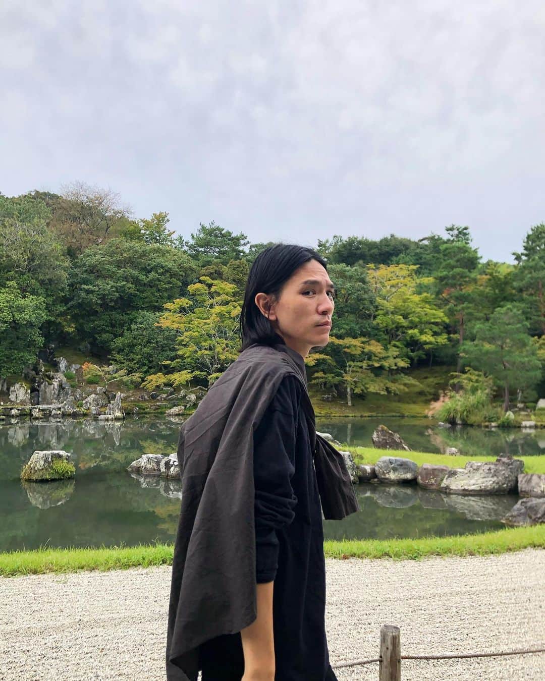 Takayuki Konoのインスタグラム：「この大変な一年があって良かったなと思える1年になりました。 大好きな旅行も今年行けたのは京都だけだったけど(顔は渋いけど楽しかった) 好きなことを仕事にできる幸せを噛み締めながら、改めて自分は服を作り続けるんだという前向きな決意を再認識できました。 来年は一つ大きな挑戦をしたいなと思っています。 日常と皆様への感謝を忘れずに2021年もどうぞ宜しくお願いします🙇🏻‍♂️ 今年は人生はじめての実家で過ごさない年越し。 これはこれで楽しみたいと思います。」