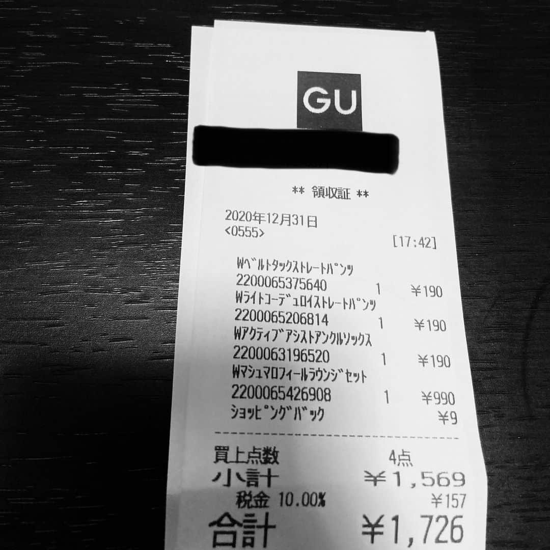 田井弘子さんのインスタグラム写真 - (田井弘子Instagram)「#GU さん⁉️  年越し部屋で過ごすのに、フワモコ部屋着を見に行ったら、歳末セールなの？ アホほど安くて笑ったよ(笑)  靴下¥190- 安いやん！ と思ったら、パンツも同じく¥190-⁉️  タグはそのままだったから店員さんに聞いたら、ホントに¥190-だったよ。 ウケる🤣」12月31日 20時23分 - hirokotai