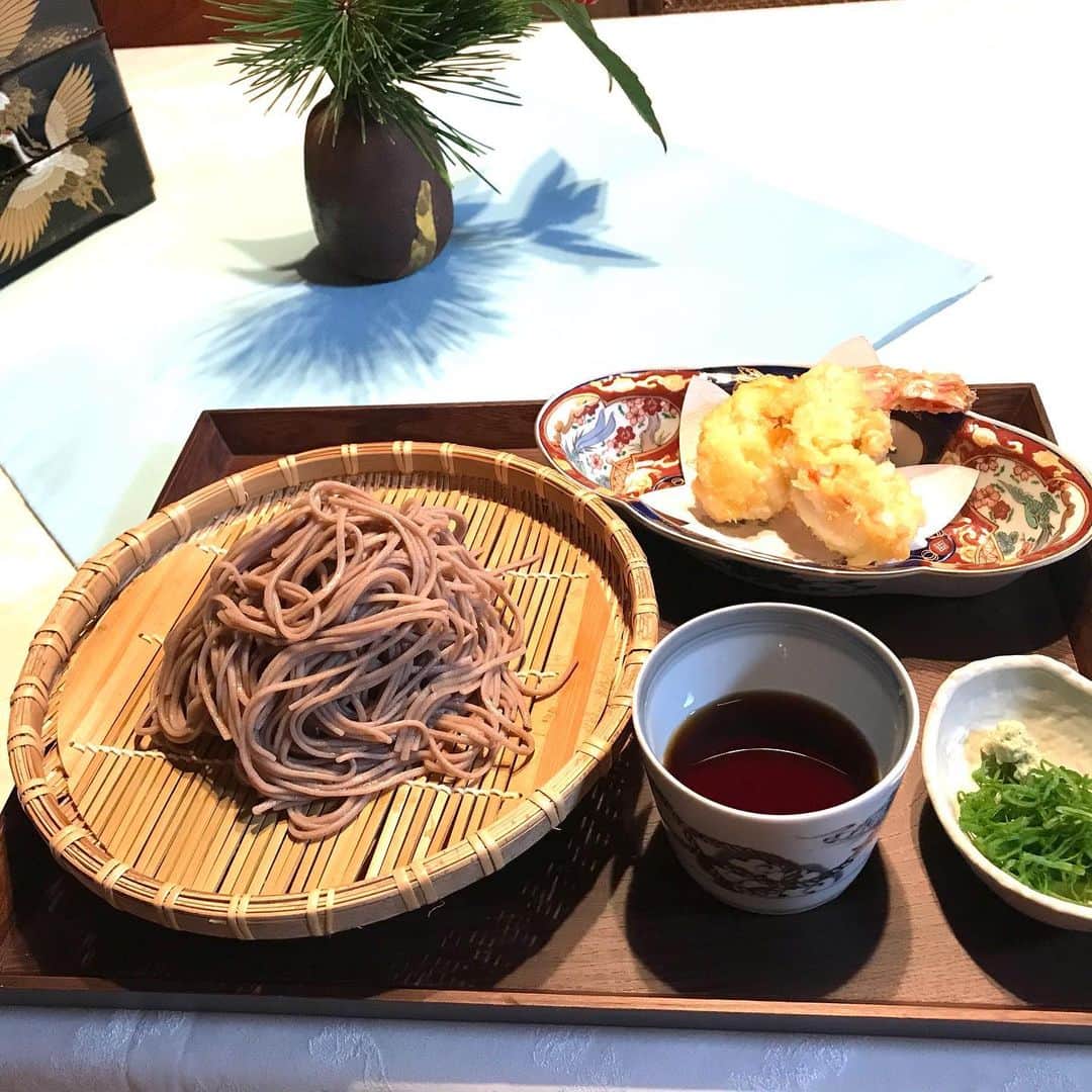 のインスタグラム：「年越し蕎麦は海老天🍤🍤 私は十割蕎麦が好きなので、乾麺だけどさっと茹で、車海老天ぷらにして、お節料理作りながらいただきました❣️ 毎年母の手作りお節料理 今年はもう作れないと言うので、何十年ぶりかでお節料理作ってます 伊達巻、田作、黒豆、お煮〆などなど母の味を再現していますが、ちょっと違う😱 お砂糖とお醤油の量だわ〜 私はお砂糖使わないので、母の味にはならないかな😭  今年もあと数時間 今までと違う生活を強いられている一年でしたね 気持ちを込めて、新しい年が幸せでありますように🙏✨✨✨ 良いお年をお迎えくださいね😊  #大晦日 #年越し蕎麦 #静かな年越し」