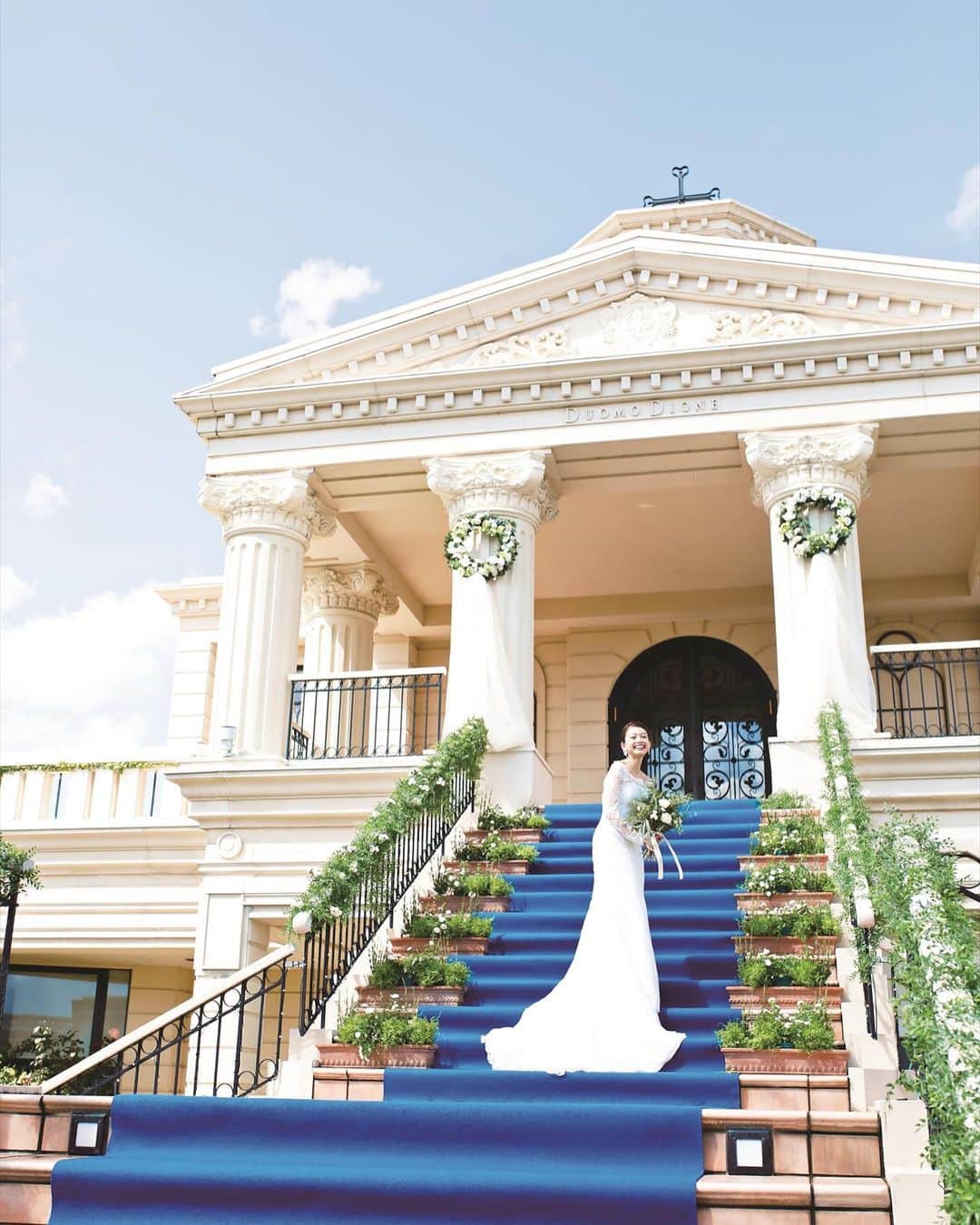 金沢結婚式 ヴィラグランディス金沢のインスタグラム：「@villagrandis_kanazawa   2020年も皆様の大切な人生の1ページに携わらせて頂きありがとうございました🌿  2021年も皆様にとって心から愛する、戻って来れる大切な場所であり続けられますように心躍る一日を創っていきます！  Wishing you a Happy Sparkling New Year 2021🥂🌿  【#ヴィラ嫁　#ヴィラファミリー】  ●プレ花さん　 ●卒花さん　 ●ヴィラグランディスと出逢って下さった皆様  #ヴィラ嫁 #ヴィラファミリー @villagrandis_kanazawa   で最幸の想い出を共有しましょう🌿  ヴィラグランディスを応援し想って下さる皆様のファミリーとして当日だけではなくこれからも人生を一緒にお祝いしていけますように🥂」