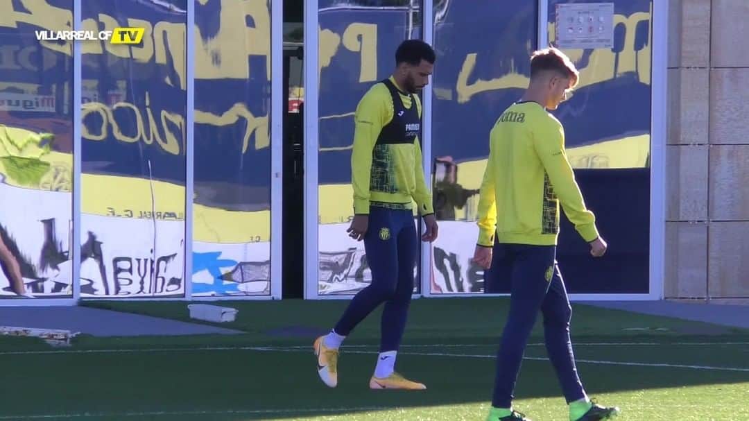 ビジャレアルCFのインスタグラム：「¡Étienne Capoue ya conoce a sus nuevos compañeros! ¡Primer entrenamiento del francés con el Submarino 💛! . #Villarreal #futbol #football #soccer #laliga」