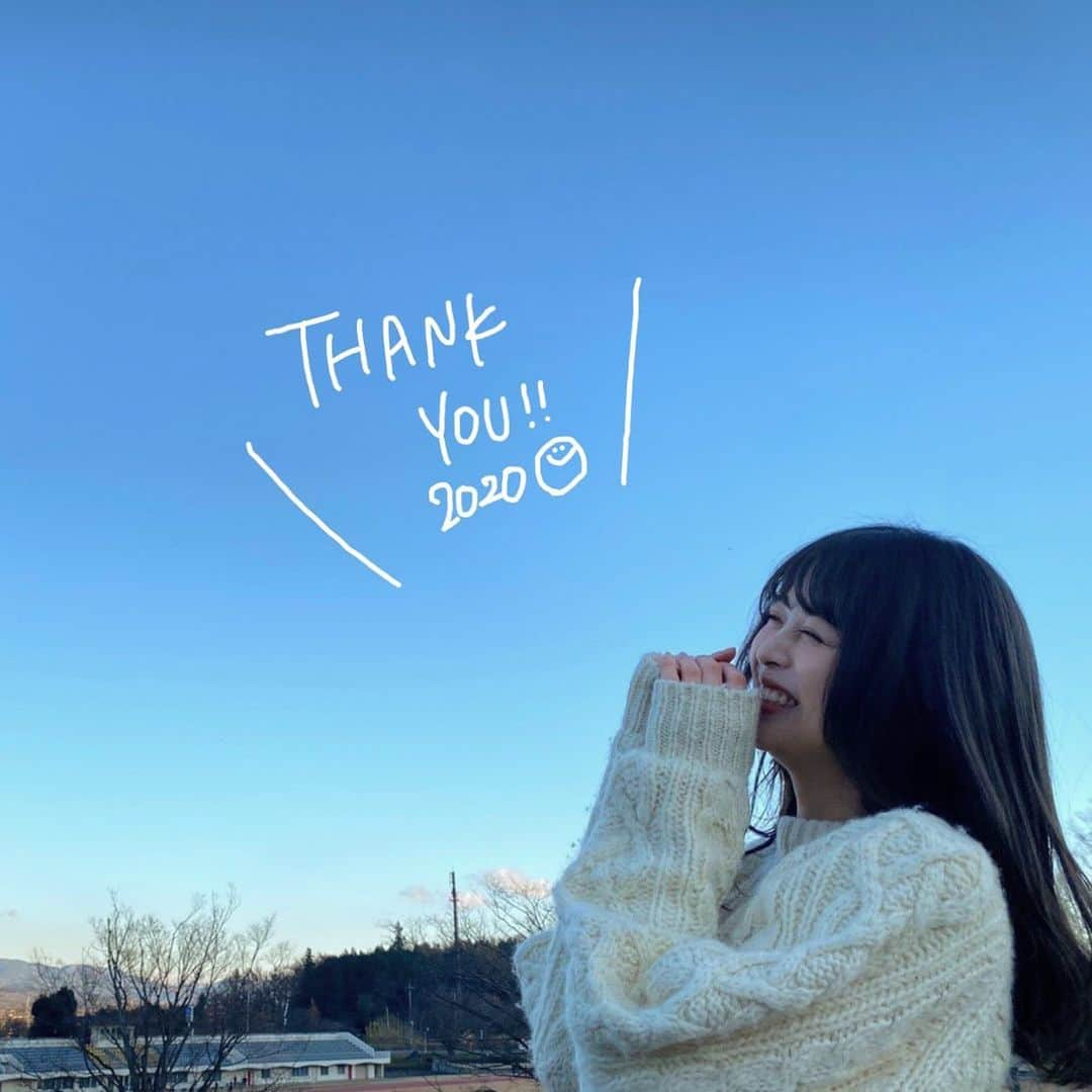 鈴原ゆりあさんのインスタグラム写真 - (鈴原ゆりあInstagram)「今年は予想外のことが沢山あって 沢山時間ができて 新しい考え方も出来る様になったり 自分と向き合う事も出来たような  何だかあっという間に過ぎてしまったけど 私は何事にも『ありがとう』の気持ちは大切で忘れちゃいけないなと言うのが今年1番思った事です。♡  来年も色んな人に、出来事に感謝して 沢山笑顔が生まれる日々でありますように  今年もありがとうございました☺️ 今日は好きなものたべてゴロゴロしちゃおう！  #2020  #今年もありがとうございました #🐀」12月31日 20時36分 - suzuhara_yuria