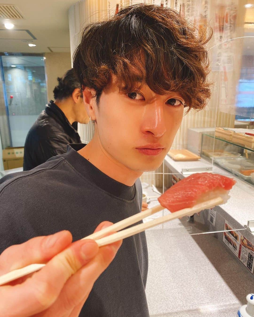くぎけんのインスタグラム：「今年もなんとかYouTubeで生活できました。ありがとうございます。  来年は動画をもう少し出して、お仕事も貰えるように励みます😯  あと、リスナーに会える機会を作れる様に曲など作っていきます🤔💕  良いお年を！ • • • •  #zara #streetfashion fashion #instagood #instafashion #insalike #l4likes #ootd#trainer #Instagram #今日のコーデ #トレーナー#ストリートファション#冬服#センター分け#センターパート#黒髪#彼氏感 #お洒落さんと繋がりたい#良いお年を #2020 #来年もよろしく」