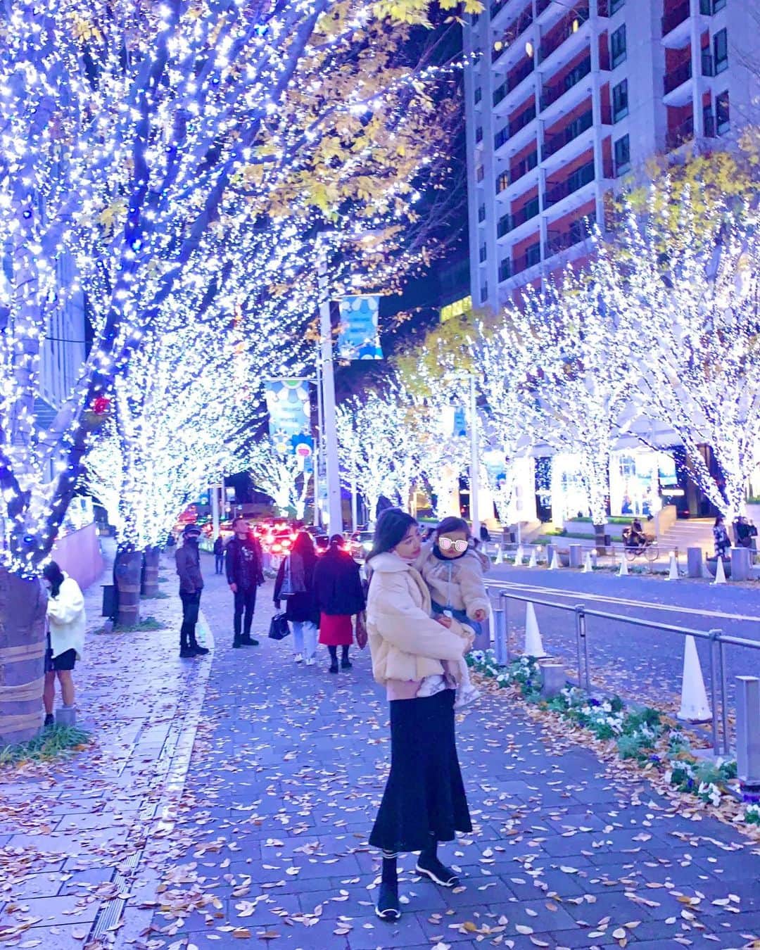 青山あみのインスタグラム：「さようなら２０２０年。 ありがとう、２０２０年。  ２０２１年も、みなさんの心に たくさんの灯りが照らされますように💖🧚‍♀️✨  良いお年をお迎えください 새해 복만이만이 받으세용 🙇‍♂️」