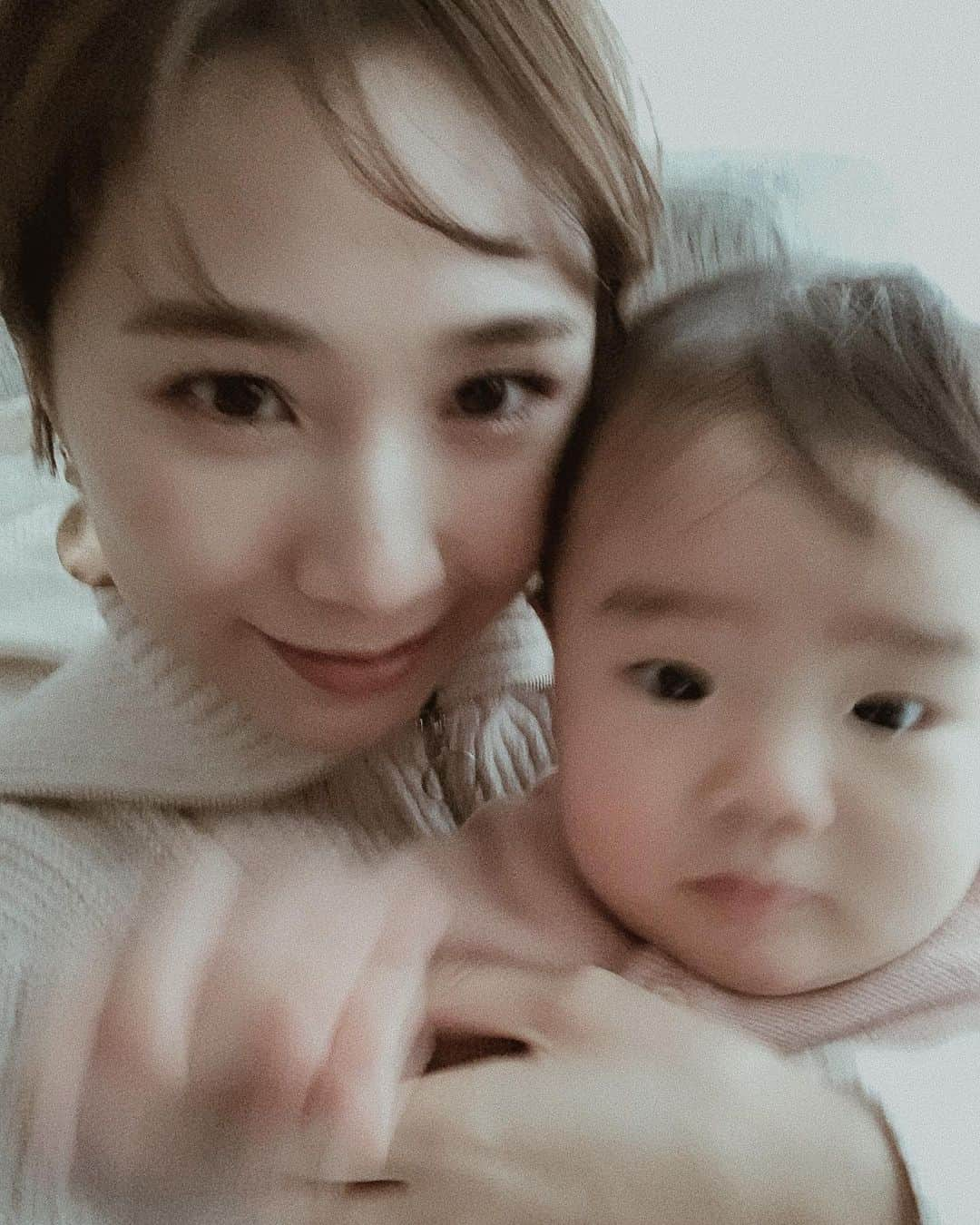 伊地知朋子さんのインスタグラム写真 - (伊地知朋子Instagram)「___ 今年最後の写真は娘と👶🏻 2020年の一大出来事と言えばやはり母になったこと。産まれてくるまでこんなに尊い存在がいること知らなかった。ありがとうを無限に言いたい。 来年はどんな年になるかな💭❤️ . 皆様も良いお年をお迎えくださいね🎍」12月31日 20時29分 - tomoko_urbanbobby