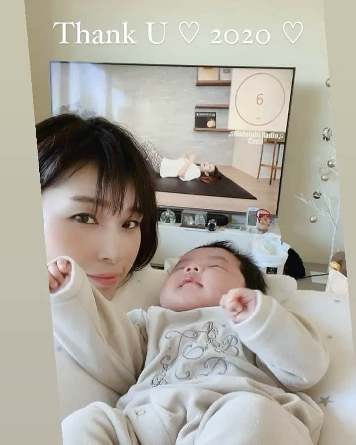 三佐和あやのインスタグラム：「今年は大変お世話になり ありがとうございました❣️みなさんのたくさんのいいね♡に支えられて明るく元気に過ごすことができましたよ‼️  今年は ぱくちゃんの妊娠出産という人生の大きな節目を迎え、２月〜3月は わたしが猛烈な つわりで倒れてしまい インスタの更新がパタリと途絶えたことで、みなさまには すごく心配をおかけしました🙇‍♂️  嬉しかったのは、 最近更新がないけど大丈夫ですか？ と、親身なDMをいただけたこと。  ずっと見ててくれるみなさまがいるということを痛感しました。 それが わたしの宝物で幸せです。  2020年の いいね Bestは 妊娠報告、出産報告、退院報告、初宮参り報告でしたよ✨  わたしの幸せをいっしょに喜んでくれてありがとう✨ これからも、こんなわたくしですが、 よろしくお願いします😊  今までのような モデルや女優のお仕事の報告がなかなかできないけど、肩の力を抜いてありのままの自分を発信できたらなぁ〜と思います✨ それを見守っててくれる皆さまがいる、って気づけたからです！！😊  2021年🐮は 世界中の人々にとって、 少しでも明るい一年になりますように‼️  #ニューボーンフォト #月齢フォト #月齢ロゼット #スマイル育児 #育児日記 #ママリ #赤ちゃん #ヘビ #ベビフル #ベビー #ベビスタグラム #親バカ部 #親バカ #親バカ部ig_baby #令和2年ベビー    #コロナウイルスが早く終息しますよう」