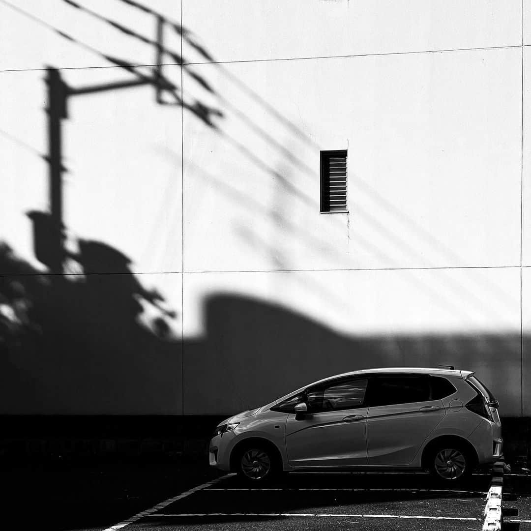 naotakeのインスタグラム：「駐車場 - A parking lot / iPhone 12 Pro Max & Snapseed, 20210101 . . 本年もお付き合いくださり誠にありがとうございました。今年はコロナ禍に終始しましたが、来年は少しでも穏やかな位に幸年になりますように。良いお年をお迎えください。 . . #spicollective #royalsnappingartists #infamous_family #rsa_main #infinity_photo_cult #2_fineart #jp_gallery_member #jp_gallery_bnw #trb_bnw #wp_bnw  #bnw_life #bnwlife_member #bnw_life_shots #bnw_captures #world_bnw #top_bnw #team_jp_ #team_jp_モノクロ #ig_energy_bw #ig_nihon #streetphotographybnw #igersjp #blackandwhite #bnw #bnwphoto #monochrome #bw #bnwphotography #ShotOniPhone #shotoniphone12promax」