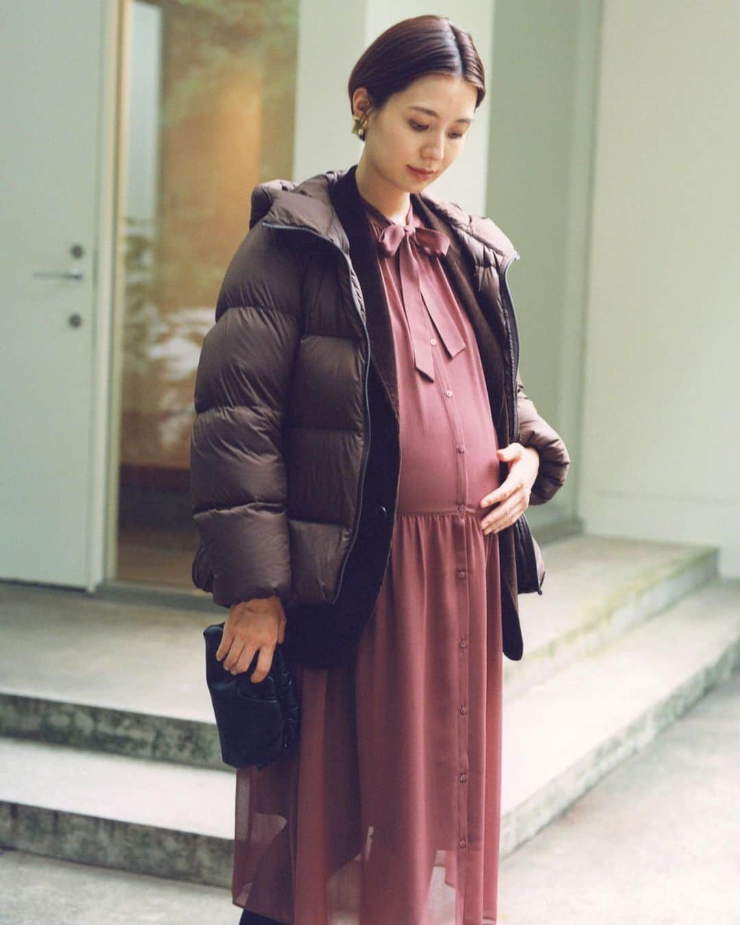 のインスタグラム：「大きなお腹が懐かしい☺️  @uniqlo  マタニティウェア　AW🍂🌾」