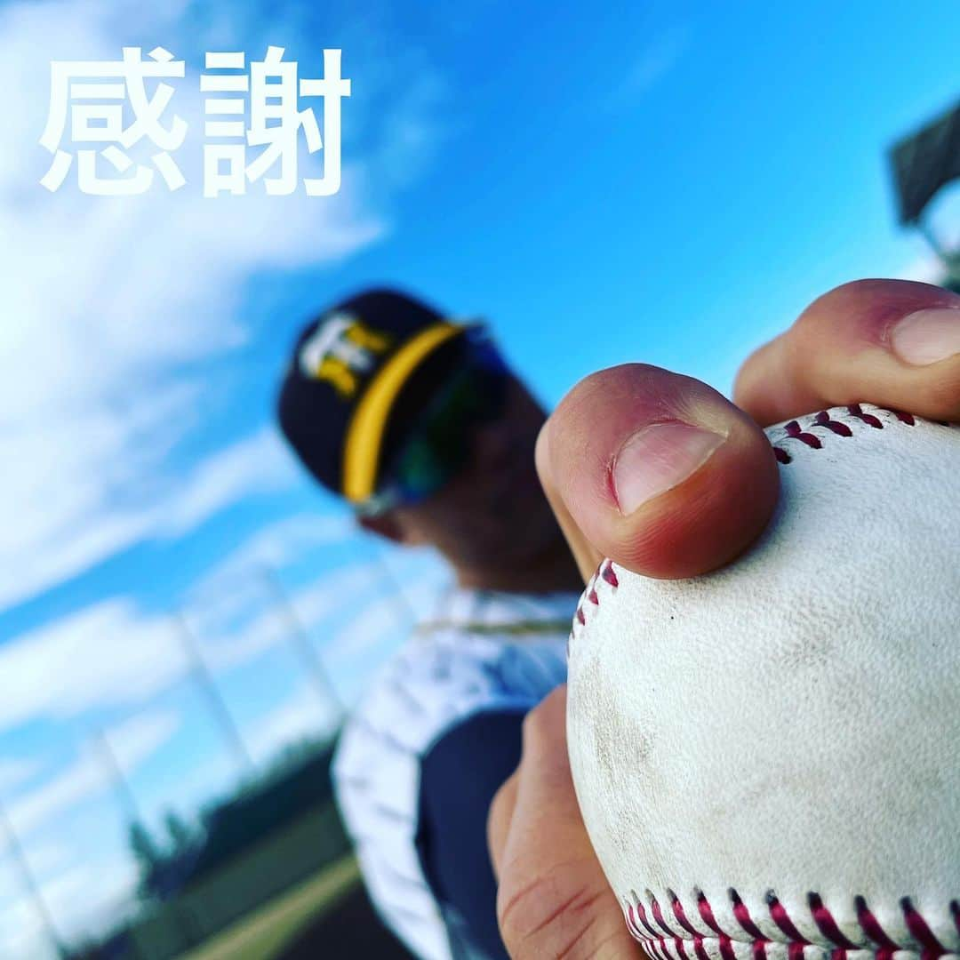 伊藤隼太のインスタグラム：「.  今年も1年間ありがとうございました。  今年限りで阪神タイガースは退団してしまいますが、在籍中お世話になった球団には感謝の気持ちしかありません。  そして、９年間応援し続けてくれたファンの皆さん、 本当にありがとうございました。  暖かいファンに包まれた幸せな９年間でした。  今年は特に、ファンの皆様の声がなければここまで野球を続けられなかったと思います。  そして、シーズン後も皆さんの声援がなければ自分の本心に向き合えず、さらに野球を続けたいとも思わなかったでしょう。  自分自身の野球人生の集大成として、覚悟を持って2021年を迎えたいと思います。  来年の目標はまた明日、改めて表明します！！  今年1年間、そして阪神での9年間、本当にありがとうございました。  また新年にお会いしましょう！！  良いお年をお迎えください。  #感謝 #2020年 #大晦日 #元プロ野球選手 #チャレンジャー #挑戦者 #挑戦中 #伊藤隼太の独壇場 #隼太の独壇場 #独壇場 #トライアウト #慶應義塾 #慶応 #中京大中京 #愛知県 #瀬戸市 #外野手 #バッティング #野球トレーニング #リトルリーグ #ボーイズリーグ #ヤングリーグ #リトルシニア #少年野球 #中学野球 #高校野球 #大学野球 #草野球 #野球塾 #野球指導」