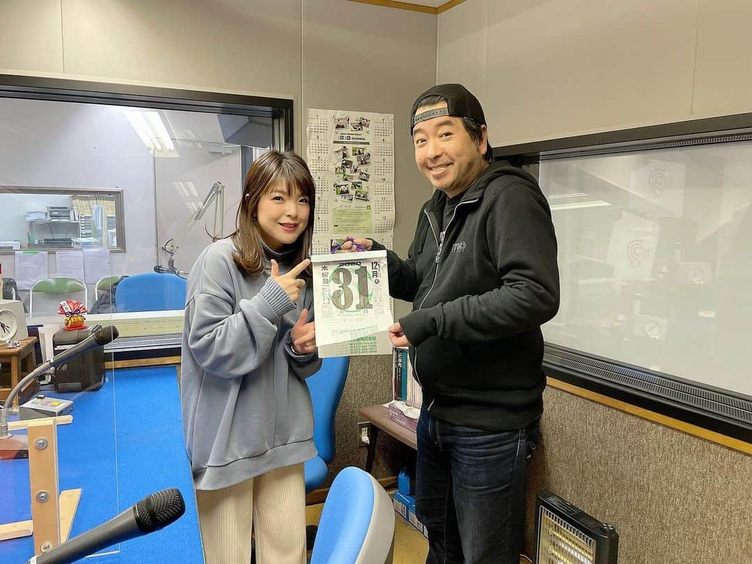 倉窪莉沙のインスタグラム：「* 大晦日の本日、和歌山放送「マエオカテツヤの全開！木曜日」で仕事納め。2020年は和歌山にたくさんお世話になりました😌大変な世の中で思うように過ごせない毎日ですが、多くのあたたかい出会いがあり幸せな年となりました🥰✨1日も早く平穏な日々がもどり、笑顔が増えますように。2021年もよろしくお願いします。みなさま、良いお年をお迎えください。 . . . #マエオカテツヤの全開木曜日 #マエオカテツヤ さん #てっちゃん #wbs #和歌山放送 #和歌山 #radio #ラジオ #アナウンサー #フリーアナウンサー #ママ時々アナウンサー #ママウンサー」
