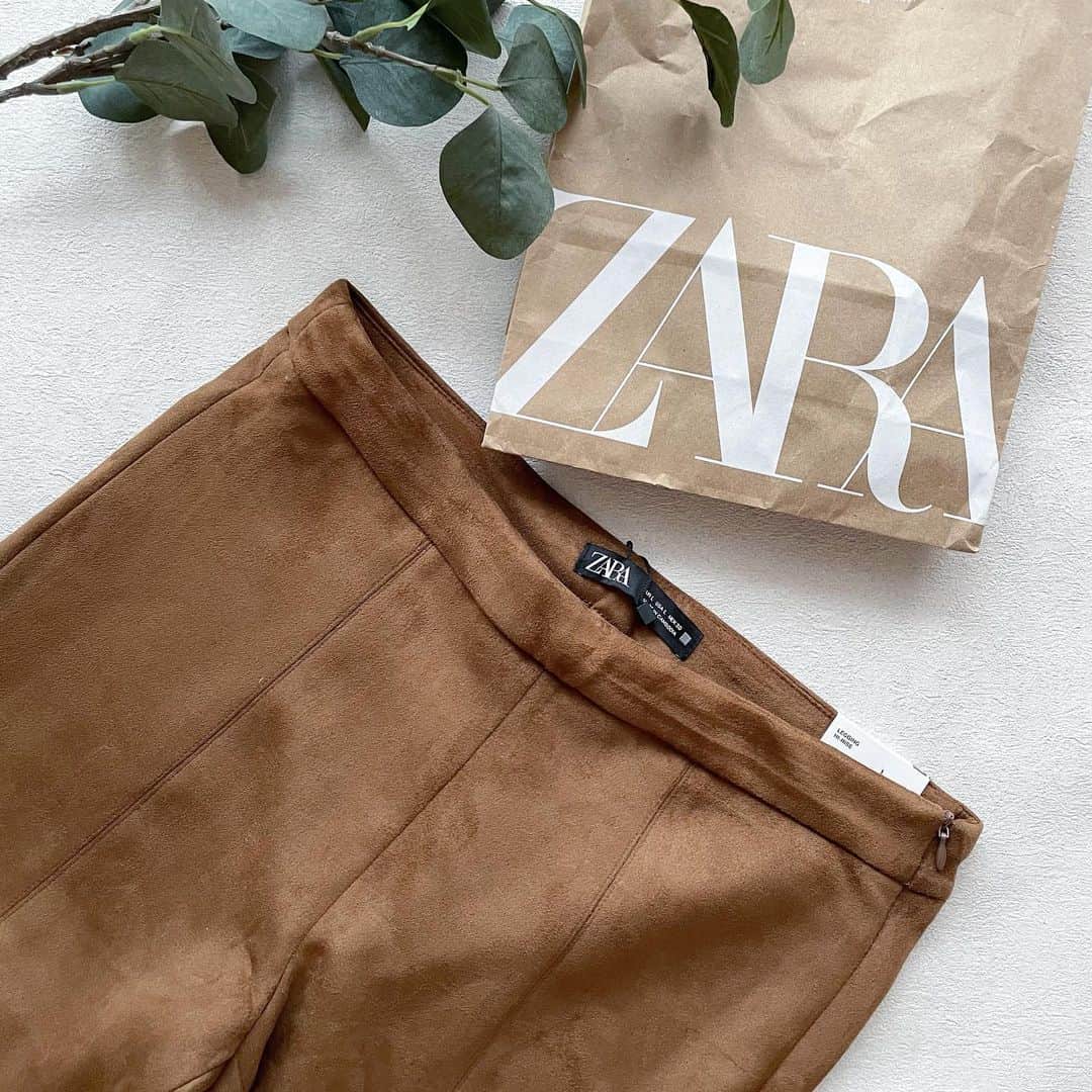 htrkmkのインスタグラム：「ZARAのセールで ずっと挑戦してみたかった スウェードレギンスをGET♡  股の作りがパンツみたいなので レギンスのTHEインナー感がなく 普通にボトムとして着れる✨  生地が結構柔らかいので ラインを拾い過ぎないよう 普段より2サイズアップしました🩳  他にも、狙っているアイテムはあるのだけど まだセール価格じゃなくて… 年明けに追加されないかなぁ…♡  ・ ・ ・ UNIQLOやGU ZARAなどの プチプラアイテムを使った きれいめカジュアルコーデ  トップスはSかM ボトムスはLかそれ以上、と 腰の骨盤が横に広くおお尻も大きい 極端なほどの洋梨体型ですが それでも細見えするように工夫してます  ✧キレイめプチプラコーデ: @htrkmk  ✧美容や共働き夫婦のライフスタイル: @htrkmk_lifestyle   ✁┈┈┈┈┈┈┈┈┈┈┈┈┈┈┈┈ #きれいめカジュアルコーデ  #ZARAコーデ #ZARAパンツ #ザラジョ #ザラジョコーデ #ウェーブ体型 #zara購入品」