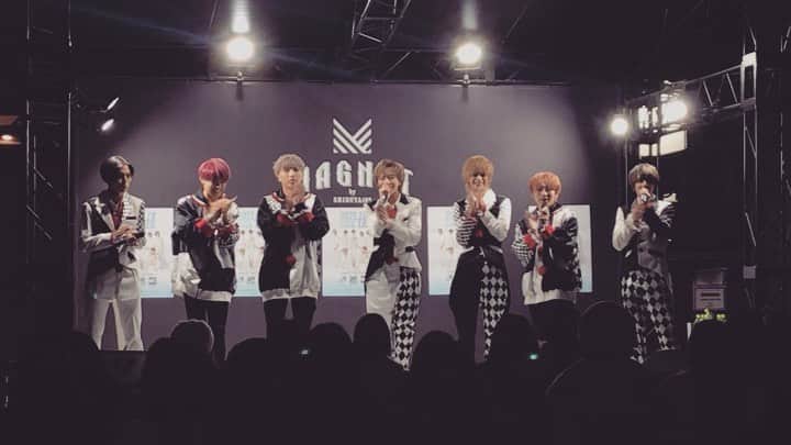 BUZZ-ER.のインスタグラム：「2020年も BUZZ-ER.を 応援してくださり ありがとうございました😊  メンバーから ハニーズの皆さんに 感謝の拍手を送るという 意味を込めて👏  こちらの動画を 投稿させていただきます。  来年も 宜しくお願いします。  良いお年を お迎えください。  @buzzer_insta   🐝 @saku10291029  @_kohei_chiba_  @shalf527  @slyme_  @buzzer_kohey  @_shp1_  @haupika_bw   プロデューサー @ken0jyu0」