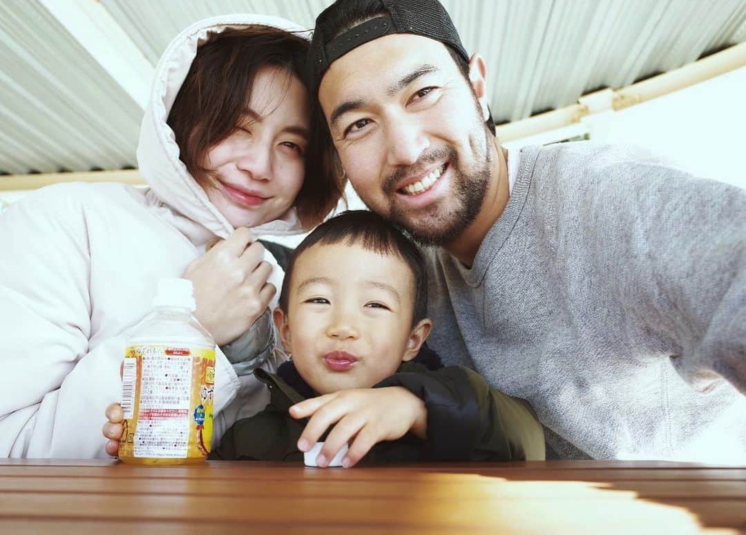 のインスタグラム：「子育てもお仕事も日常生活もたくさんの人に支えてもらって過ごせた1年でした。ありがとうございました！  年末は乳腺炎に苦しんでいますが涙　明日からはスッキリ過ごせますように🤍  2021年もよろしくお願いします🤍」