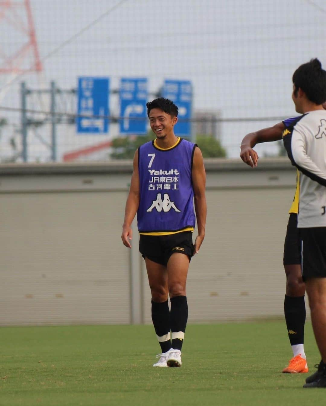 岡野洵さんのインスタグラム写真 - (岡野洵Instagram)「2020シーズンが終了しました。  今年はコロナウィルスの影響で大変な中、沢山の応援ありがとうございました。  サポーターの皆様、スポンサー様、医療従事者の皆様からの多大なご支援があり無事シーズンを終える事ができたと思っています。 本当にありがとうございました。  チームとしも個人としても不甲斐ないシーズンでした。 成長した姿をピッチの上で発揮してジェフのJ1昇格に貢献すると言って帰ってきて、それが実現できずとても悔しく申し訳なく思ってます！ 自分の力不足を感じた一年でした。 もっとサッカー選手として上に行くためにこれからも高みを目指して努力していきます！！ 来年も応援の程宜しくお願いします。」12月31日 20時32分 - jun.o_official