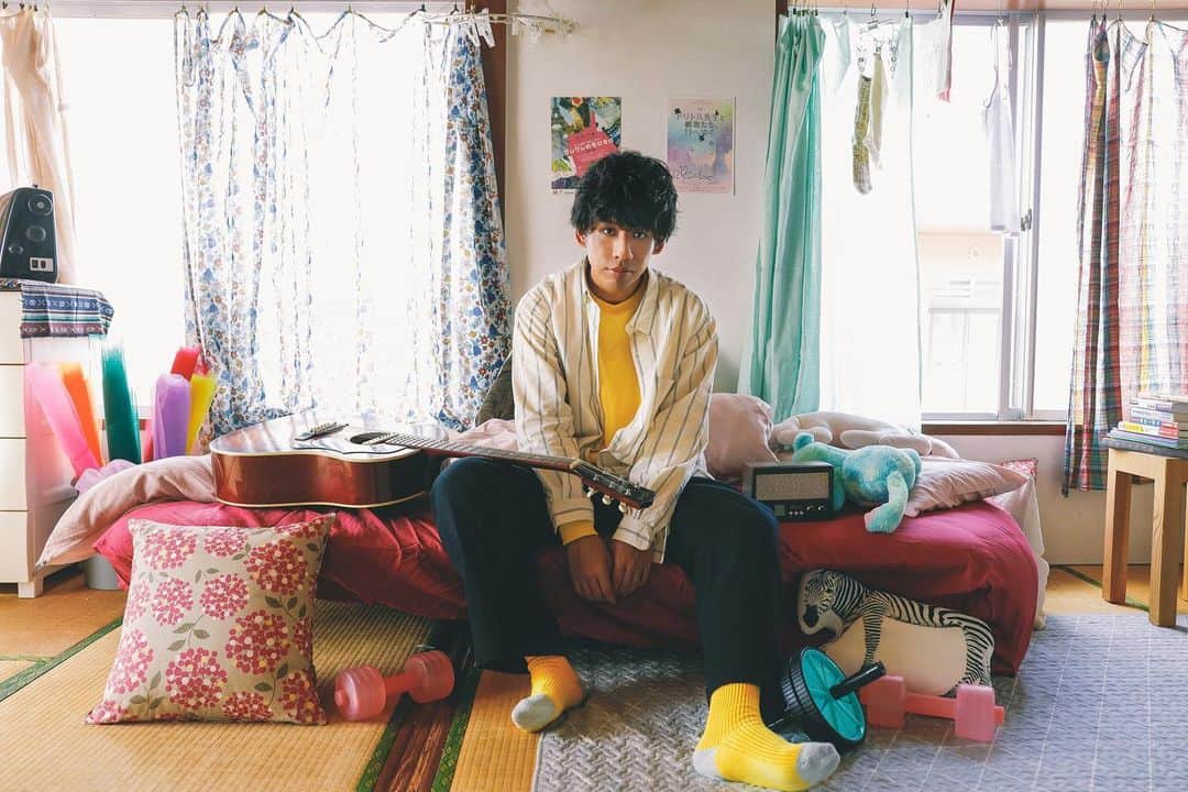 落合渉のインスタグラム：「2020年が幕を閉じようとしています。﻿ 今年は悔しかった。悲しかった。﻿ 恥もかいたし未熟さと毎日のように闘いました。﻿ ﻿ でも幸せな出会いがありました。﻿ 幸せな経験をさせてもらいました。﻿ 自分の音楽を1年前より信じることが出来た気がします。﻿ ﻿ 落合渉に触れてくれたみんなに感謝です。﻿ ありがとう。」