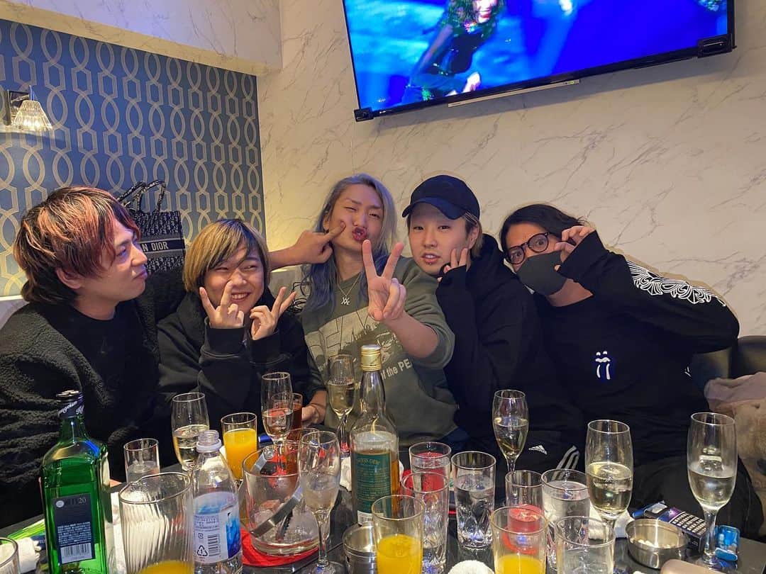 はてにゃんのインスタグラム：「大晦日から年越しもずっと 呑むし全然呑み納めれてなくて草」