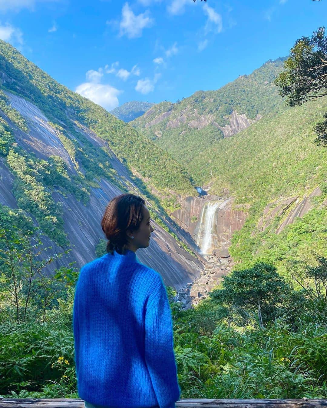 壱城あずささんのインスタグラム写真 - (壱城あずさInstagram)「.﻿ 屋久島には縄文杉以外にもたくさんのパワースポットがありました。﻿ 日本の滝100選の一つである『大川の滝』ではマイナスイオンをたくさん浴びて最高に気持ちよかった✨﻿ ﻿ 大自然を見ていると嫌なことも日々の疲れも何もかも忘れられる。﻿ こういう時間が私にとって何よりも大切。﻿ ﻿ 2020年は誰も想像していなかった大変な一年になりましたが、今年に限らず人生はいつ何が起こるか分からないと思い、悔いのない日々を送りたい。﻿ ﻿ 皆さんにとって笑顔溢れる幸せな2021年になりますように心から願っています❤️❤️❤️﻿ 来年もよろしくお願いします。﻿ ﻿ ﻿ #屋久島﻿ #大川の滝﻿ #モッチョム岳﻿ #千尋滝﻿ #サンカラホテル﻿ #壱城あずさ﻿ #しーらん」12月31日 20時38分 - shiiran1012