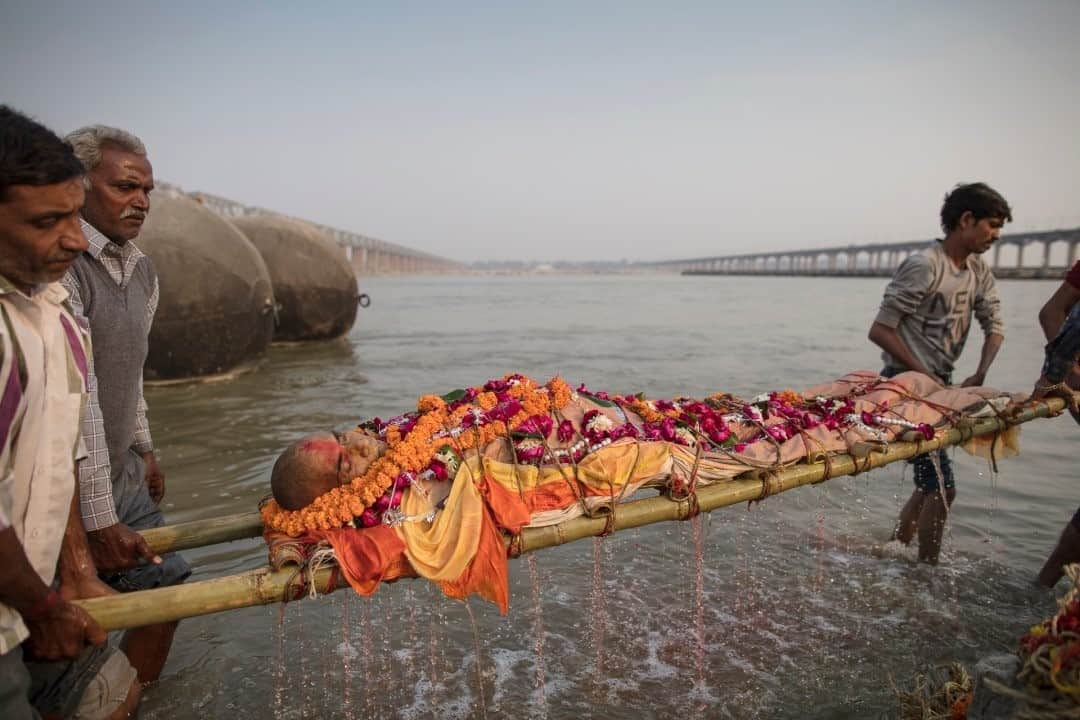 のインスタグラム：「Photo by @johnstanmeyer / The family of Ramesh Pandey agreed to be photographed as they prepared to cremate him in Prayagraj, on the bank of the Yamuna. His ashes will flow into the Ganges. Hindus believe that cremation at such a holy site frees the soul from the cycle of life and death. The image is  from my latest story in @natgeo magazine, "Water Everywhere, and Nowhere," in the August issue, now on newsstands worldwide. @outofedenwalk #walkingindia #edenwalk #india #prayagraj #allahabad  Check out Nat Geo's link in bio for more on this story.」