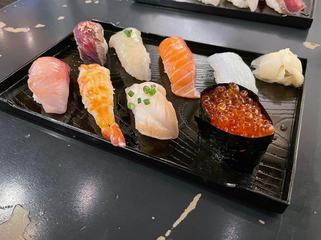 川戸沙羅のインスタグラム：「毎年大晦日は @genta.sakamoto 君のお寿司🍣  おいしい🥺💕  #大晦日 #お寿司」