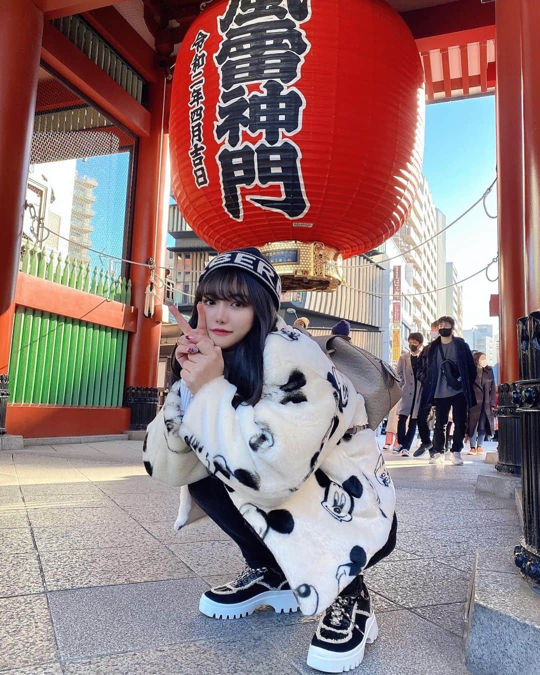 RIKAのインスタグラム：「﻿ ﻿ 🍒🍣👋🏻 Thank you for 2️⃣0️⃣2️⃣0️⃣✌🏻🐱🏮﻿ 来年はどんな一年になるかな🎍﻿ 新しいご縁を楽しみに、皆さま健康で良いお年を！﻿ ﻿ ﻿ 🧥👟🎁 by yuki&ai ﻿ ﻿」