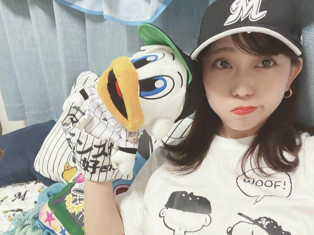 千葉えりかのインスタグラム：「2020年ありがとうございました❤️  振り返ると 骨折したまま始まった1年で（笑） やっと仕事に復帰できると思ったら コロナで仕事がなくなって🙄 高校を通信に変えてからは ずーっと働き続けてたから こんなにゆっくりした1年は いつ振りだったんだろう、、、 ずーっと走り続けてきたから これだけゆっくりすると 今までの人生を振り返ったり これからの人生の見通しを立てたりする時間も多かったかなぁ 考えると落ち込む時間もあったけど やっぱり千葉えりかという人間が ここまでやってきたことは 間違ってなかったよなと思うときに浮かぶのが 千葉えりかを好きだと言ってくれるファンのみんなの顔や いつも一緒にお仕事してくれる友達や仲間 クライアントさんの顔でした。  みんなも知ってる通り 2020年は悲しい別れもたくさんあったけど それでも今日も笑顔でいられるのは 本当に千葉えりかに関わってくださる全てのみなさんのおかげです。  コロナ禍で思うようにみんなとは会えなかったけど オンライン収録だったり、zoom onlineだったり新しい形でまたロッテファンとしてお仕事させていただく機会も多かった1年でした。  まだまだ厳しい状況下ではありますが 2021年もたくさんの方とご縁がありますように、、、  #2020#thankyou2020#大晦日#12月31日#令和二年 #ロッテ女子#ロッテファン#野球女子」