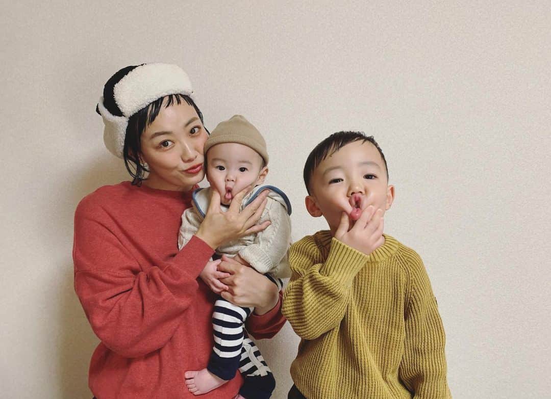 田中真奈美のインスタグラム：「今年は短めに☺️ 2020年、皆様お疲れさまでした！ 今年はすごい年でしたね💦 . これまでの自分の当たり前がどれだけ特別でかけがえのない日常に囲まれて居たのかを実感した年でした。 . 何が大切かきっとみんな深く考えましたよね。 . 産休育休中で家族との日常をアップする事がほとんどですが、考える時間が少しでもあると美容師として私は何が出来るかこれからどうして行くべきかをずっと考えていました。 . お客様にまた選んでいただけるかの不安もよぎりつつなんですが、選んでいただいたらもっともっと頑張りたい！美容師として心から信頼していただけるような関係性をお一人お一人と築いて大切にしていきたいな🥺って思っています。その為にもっと勉強したいし、技術を向上させたい！！ . 2021年は大切な2人の子供達と一緒にまた新たなスタートをきる年となります。リョータの出産、シュンタの出産と立ち止まる時間が2度ありそれを経てこれからは子育てを頑張りながら自分の美容師人生をまたスタートさせます✂️✨ . こんな世の中ですし、不安もいっぱいですがワクワクもいっぱい😍 どんな楽しみが待ってるかな？ どんな出会いが待ってるかな？　 2021年の終わりまで全力で走り抜けます❣️💪🏻💕✨ . そして出産の際にはこちらでたくさんのフォロワーさんに助けていただいた事もすごく感謝しています。一生忘れません🙇🏻‍♀️ . ありがとうございます！ これからも宜しくお願い致します🥺🙏🏻💕✨✨✨ . 皆様、どうぞ良いお年をお迎えください😆 . #男子2人ママ👩‍👦‍👦 #リョータの冬遊び⛄️ #リョータとシュンタ」