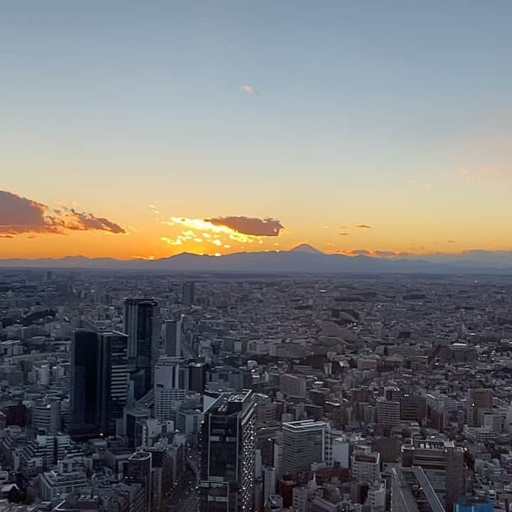 YOONのインスタグラム：「Last sunset of 2020 🌇 HAPPY NEW YEAR🎍㊗️‼️❤️」