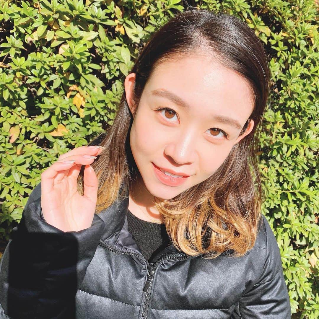 帆春のインスタグラム：「. 良いお年を🎍 . #2020 #1231 #大晦日  #今年もお世話になりました #来年もよろしくお願いします . #グラデーションカラー いい感じ💇🏼‍♀️ . #生命線短め🖖🏼」