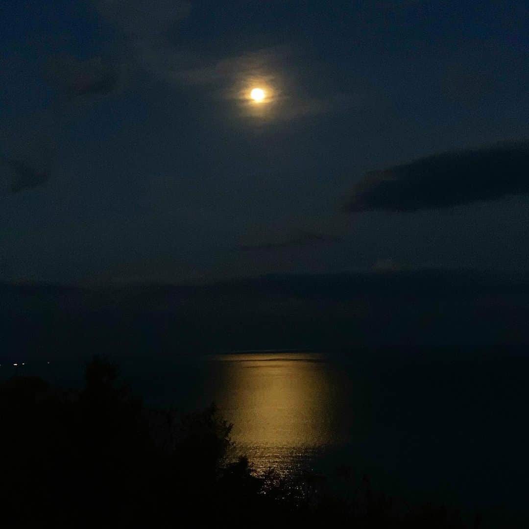 MARIA FUJIOKAさんのインスタグラム写真 - (MARIA FUJIOKAInstagram)「今年最後に見れた月の光の輪、「月暈」と月の周りに虹のような輪の「光環」 ほんまに感動した〜😭月が大好きな私はプレゼントかと思った！  パワーありまくり！まっすぐに一直線に宇宙からのパワーを感じた年末✨  来年も、この美しい地球に美しい光が輝き続けますように…🌕✨  今年関わってくれた皆様ありがとうございました！ 大好きなみんな、全ての人にハグを❤️来年もいっぱいハグしてこーね♪笑  #月暈 #光環」12月31日 20時46分 - mariasatelles