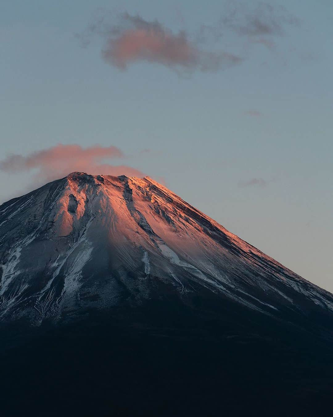 大越光貴のインスタグラム：「2020最後の夕焼け🗻🔥﻿ ﻿ ﻿ 今年も感謝ばかりの一年。﻿ ﻿ 沢山の人に助けられて、学びをもらい、この特別な一年を乗り切ることができました。﻿ ﻿ 皆様、また来年も沢山お世話になります🔥﻿ ﻿ ﻿ #2020 #lastsunset #mtfuji #mountfujijapan #fujidelic #sunsetgram #asianphotographer #naturephotographer #naturelovers_photogroup #大晦日 #精進湖 #夕焼け空 #夕焼けハンター #夕焼け雲 #富士山 #富士五湖 #富士山が好き #富士山のある風景 #2021も精進します」