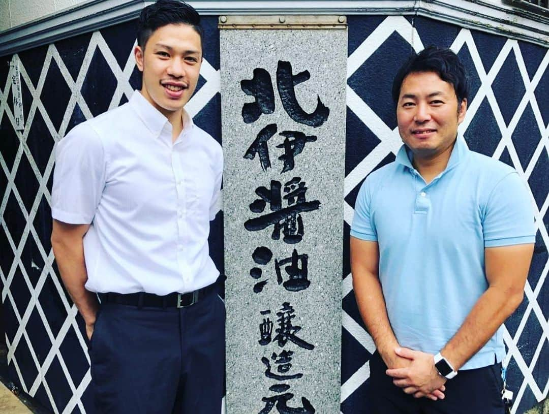 井手智さんのインスタグラム写真 - (井手智Instagram)「〆Thanks again 【2020】〆  自分にとって大きな変化があった一年でした。  関わってくださった方全ての方に感謝を伝えたいです。ありがとうございました。  今日、友人と何気ないやりとりをしていて....  #切磋琢磨  【なりたい自分】に向かって、自分が信じた道を進む事の大切さ。 それが今は見えない未来の自分になって返ってくること。見えないからこそ、【きつい、辛い、不安、葛藤】色々な事があります。しかし、そんな中で成長していき、成長できているのかわからない時もあり、それでも自分の決めた道を信じて、目の前の事に全力で取り組み続けた結果  1年後、2年後、3.4.5年後と 気付いたら【こうなりたいなー】と思っていたことになれていたり、近づいていたりしませんか？  少なくとも私はいつもそうです。全てが叶うわけではありません。もちろん叶わない事があり、挫折も経験しました。だけどそれでも自分が描いた夢を一度たりとも変えたことも、諦めたことも未だにありません。  もちろん、それが叶う保証はどこにもない。だけど、それが自分の情熱に変わり、戦う力に変わり、いつも自分自身を奮い立たせてくれます。  その友人は【いつかそうなりたいなー】と何気なく言っていました。今はまだ気づいていないかもしれないけれど 充分に凄い事をやってるよ。 きっと一歩一歩なりたい自分に近づいていると思います。 とここで伝えておきます。  競技や環境、仕事、立つ舞台は、それぞれ違って当たり前 。  必ずしも自分がなりたいものになれるとは限りません。  ただそこに向かって、その何気ない一瞬一瞬でさえ、【こうなりたい】を忘れず努力したこと、それはいつか必ず自分の力になっています。  2021年も【こうなりたい】【こうなるんだ】同じ目標ならライバルだったり仲間だったり、きっとそんな中で、また多くの人と関わることになると思いますが、来年もよろしくお願いします🙇‍♀️😏🤝💪💪  おわり。笑  #スポンサー様 @airtime_teals  @yoshioka_seikotsuin  @yoshioka_gym  @itk.itokyu  @pet_salon_maple  @kitaishoyu  #株式会社ゆかり」12月31日 20時47分 - satoshi________________