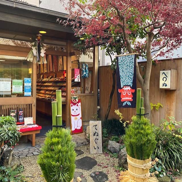 かまわぬさんのインスタグラム写真 - (かまわぬInstagram)「本年もありがとうございました﻿ ﻿ 代官山店は、年内の営業を終了いたしましたが、浅草店およびSHARED TOKYO・まめぐいは明日も営業をしております。﻿ ﻿ 振り返れば2020年は、感染症の影響により皆様に気軽にお店へお越しいただけない日々が続き私どもも、もどかしい想いでいっぱいでした。少しでもてぬぐいを通して楽しい気持ちになっていただきたいという想いから、SNSを通じて様々な発信をした年でもありました。　また、マスクが品薄になった時期には皆さまのお手製てぬぐいマスクを、街中やSNSを通じてお見かけすることが多く私たちにとっても大変励みになりました。﻿ ﻿ 6月にはオンラインストアをオープンし、心待ちにしてくださったお客様が沢山いらっしゃったことに大変ありがたく感じました。﻿ ﻿ 2021年も、てぬぐいを通してみなさまの暮らしを彩れるよう邁進してまいります。﻿ ﻿ 来年は丑年。十二支の中で2番目にくる干支ということから、子年に蒔いた種が芽を出して実を結ぶ時期といわれています。皆さまにとってよりよい一年となりますよう心よりお祈り申し上げます。﻿ ﻿ 🐁┈┈┈┈┈┈┈┈┈┈┈┈┈┈┈┈🐁﻿ *直営店各店の年末年始の営業時間は　@tenugui_kamawanu のプロフィール欄ハイライト「営業時間」よりご覧いただけます﻿ ﻿ *お問い合わせ業務に関しましては1月3日までお休みしております。﻿ 🐃┈┈┈┈┈┈┈┈┈┈┈┈┈┈┈┈🐃﻿ ﻿ #かまわぬ #代官山﻿ #2021 #丑年 #子年　﻿ #てぬぐい #手拭い #手ぬぐい﻿ #kamawanu #handdyed #tenugui﻿ ﻿ ▼年始営業店舗▼﻿ #かまわぬ浅草店 #まめぐい #シェアードトーキョー」12月31日 20時48分 - tenugui_kamawanu