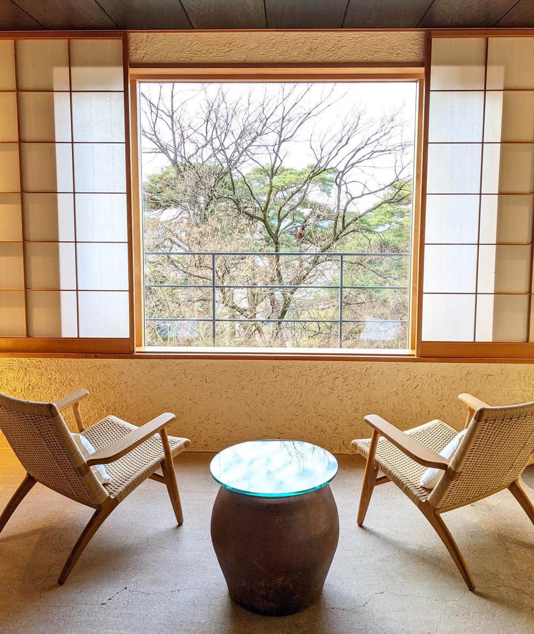 石井リナのインスタグラム：「亮介の実家に帰省する帰り、金沢が通り道なので行きたかったべにやに。  質素だけど贅沢な宿と聞いていたのだけど、噂通りとてもとても美しかった。  べにやのロゴを原研哉さんが作られていることもあり、2階のスペースには彼のアートもあり。現代美術好きのオーナー夫婦の建築や花器など様々なところに美学が光る宿でした（図書室まであり）  そして懐石も本当に美味しくて。なにより蟹が最高だった🦀知らなかったのだけど、青タグは石川県産という証明だそう。  あとべにやのスパが最高らしいのに、今回は伺えなかったのでまた必ず…！」