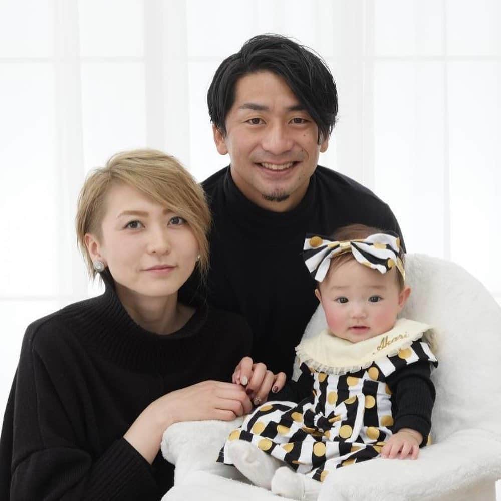 河内勇太のインスタグラム：「2020年もありがとうございました。  このコロナという厳しい年でしたが、滑り込みで1月に結婚式を催し、2月には新居購入。 4月には猫を迎え、そして6月には娘が産まれました。  サッカーにおいては、市川SCの選手兼任監督という大役を任され、毎週末は真剣勝負のサッカーを楽しめてます。  会社員、サッカースクール経営、選手兼任監督と忙しい日々を送っておりますが、2021年も感謝の気持ちを持ちながら精一杯頑張っていきますので、来年もよろしくお願いします。」
