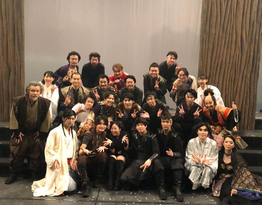 のインスタグラム：「2020年は、 1月の飛龍伝2020から始まり、 その次は13年間願い続けたあずみへの出演が叶い、 私の人生においても一生忘れられない経験を させていただいて、 思いがたくさん実った年でもありました。  そのあとは尽く公演中止になったり、 どの業界においても誰もが大変な一年でしたが そんな中でもたくさんの方に支えていただきました。  皆様本当にありがとうございました。  2021年はその恩返しができるよう、 自分にできることを全力でやっていきたいと思います。  来年はやりたいこといっぱい！ 残りわずかの時間ですが、皆様良いお年を！！  #2020」